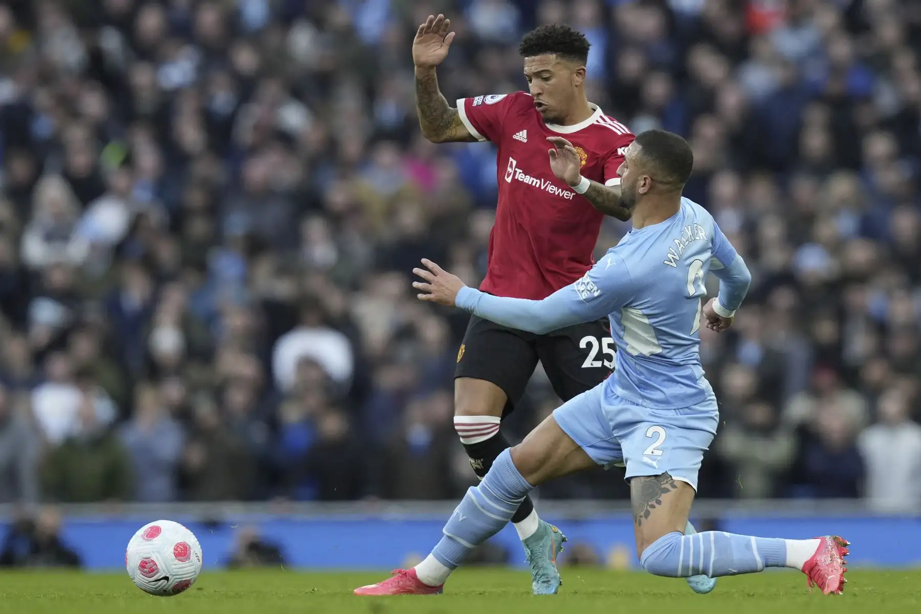 Jadon Sancho del Manchester United en acción contra Kyle Walker del Manchester City durante el partido de la Premier League, en el Etihad Stadium. Foto: EFE