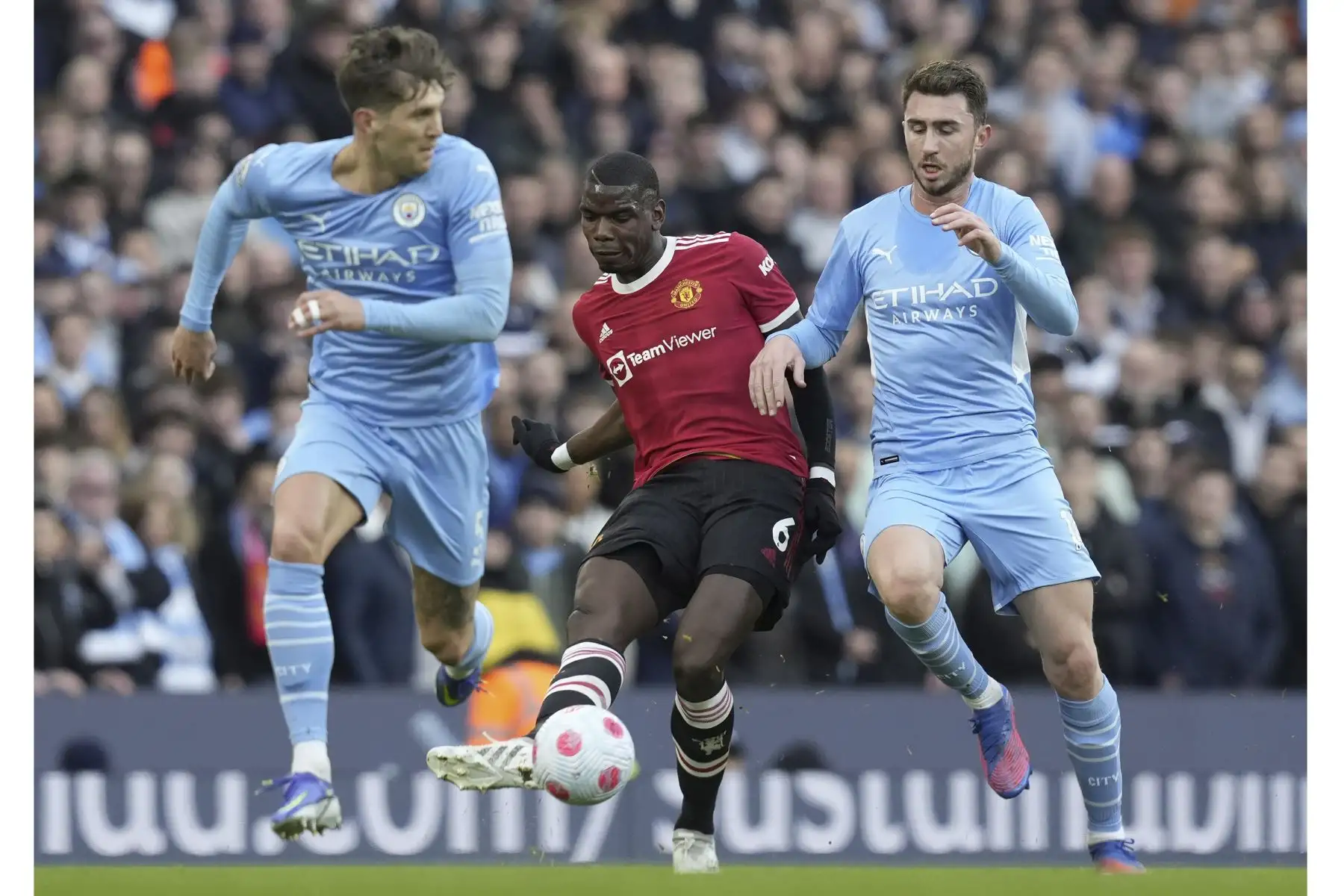 Paul Pogba del Manchester United en acción contra Aymeric Laporte del Manchester City durante el partido de la Premier League. Foto: EFE
