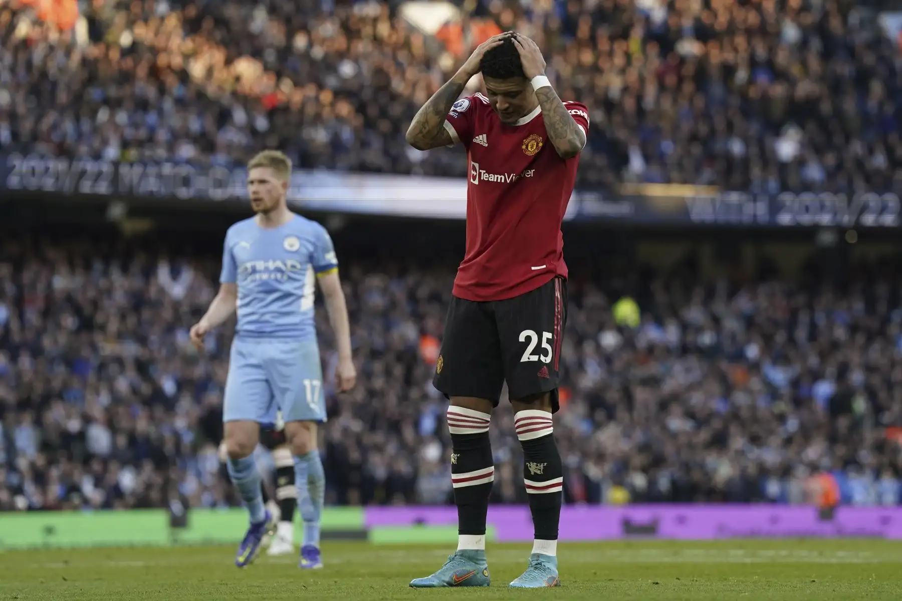 Jadon Sancho del Manchester United reacciona tras un fallo durante el partido de la Premier League. Foto: EFE