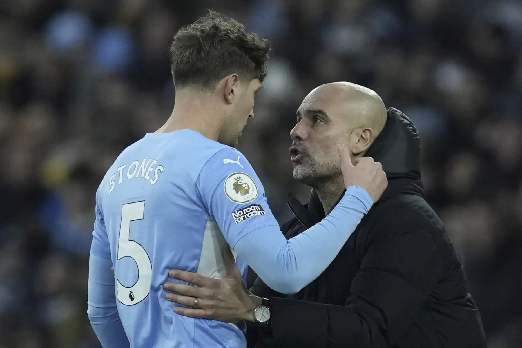 El técnico del Manchester City, Pep Guardiola, habla con John Stones durante el partido de la Premier League. Foto: EFE