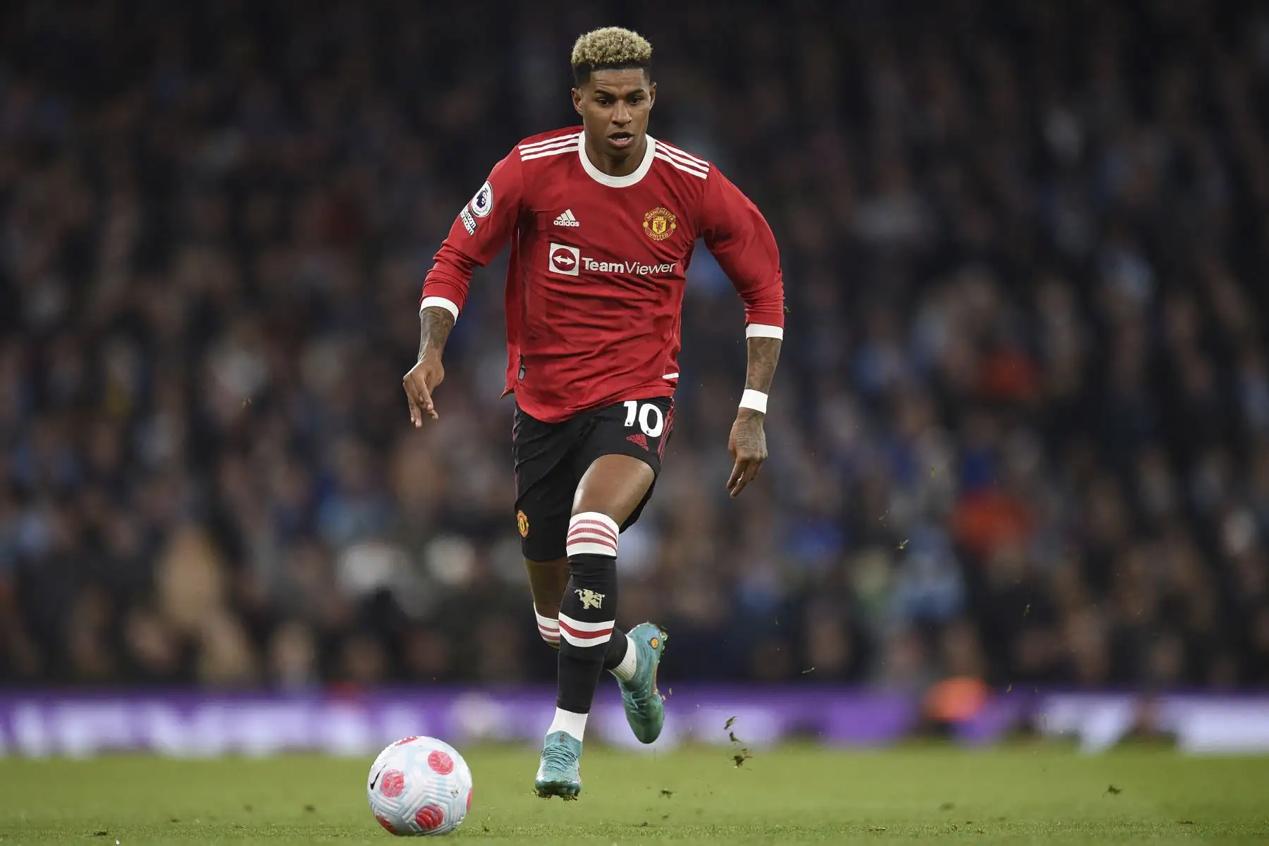 El delantero inglés del Manchester United, Marcus Rashford, corre con el balón durante el partido de la Premier League. Foto: AFP