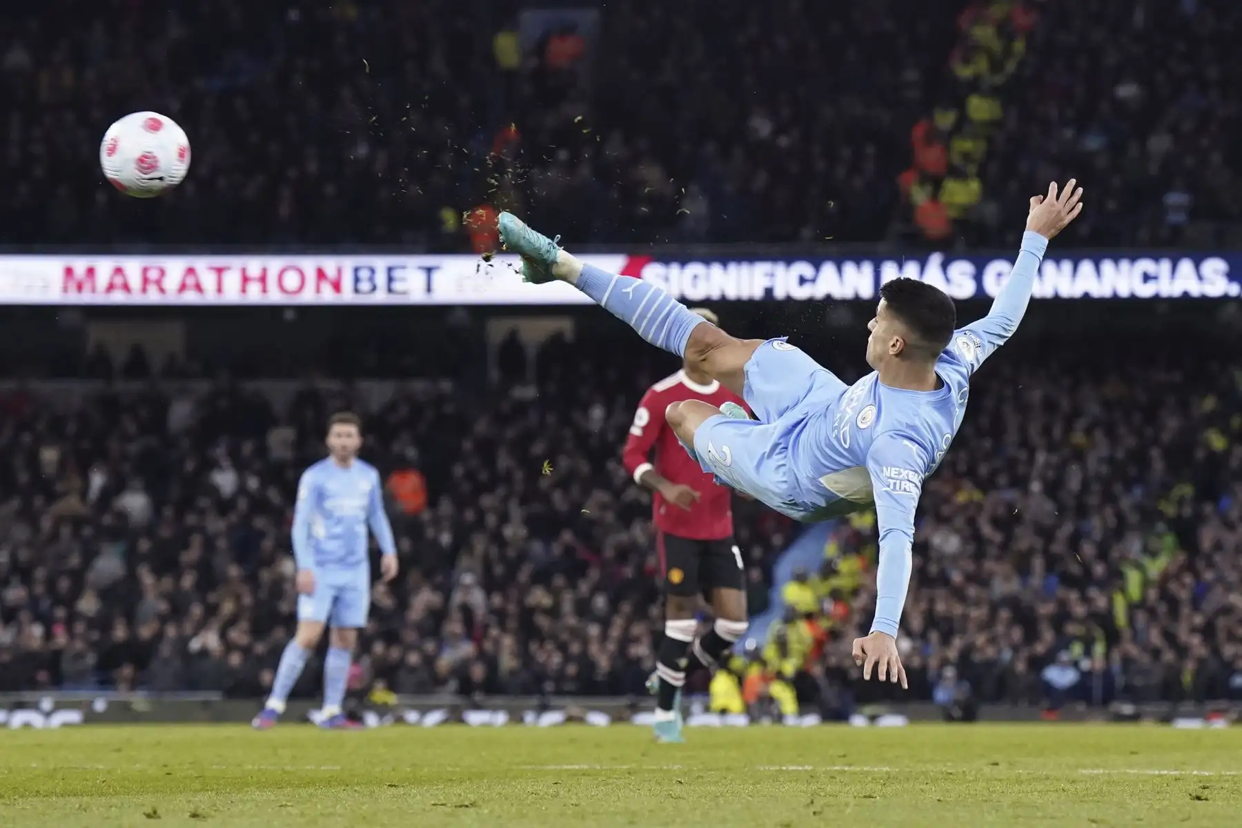 Joao Cancelo del Manchester City intenta una volea durante el partido de la Premier League. Foto: EFE