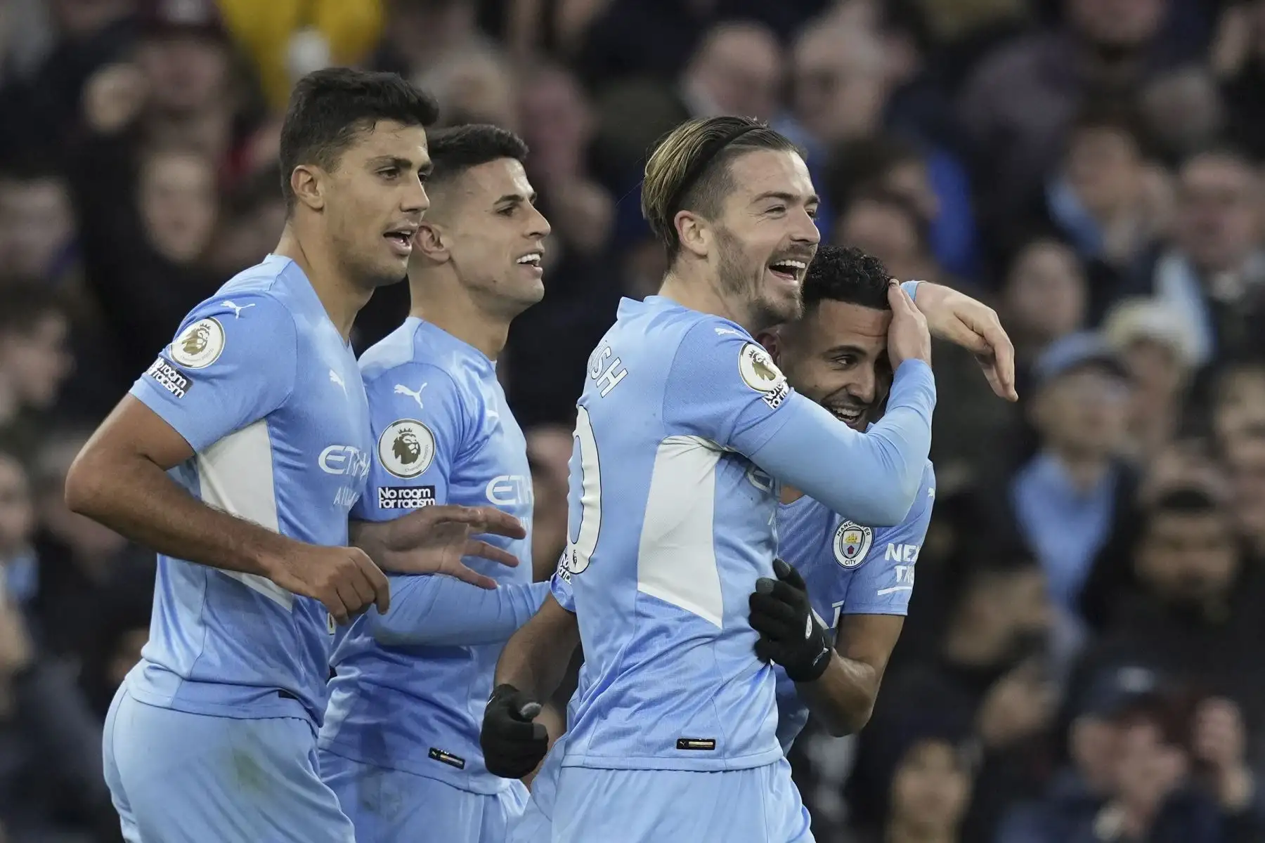 Riyad Mahrez del Manchester City celebra con compañero Jack Grealish tras anotar contra el Manchester United durante el partido de la Premier League. Foto: EFE