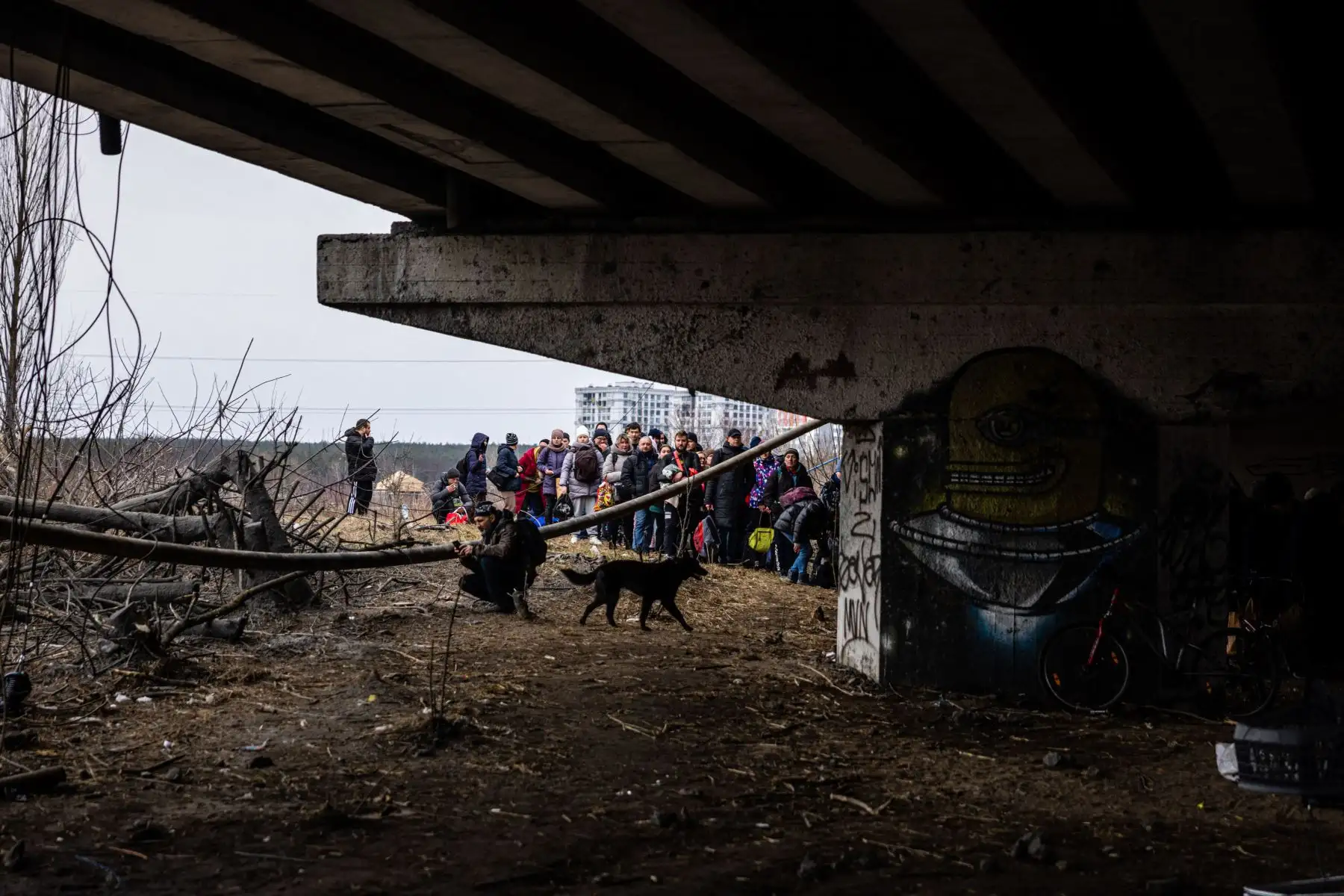 Ucranianos  evacuados  caminan a lo largo de la orilla del río cerca de un puente destruido mientras huyen de la ciudad de Irpin, al noroeste de Kiev.
Foto: AFP