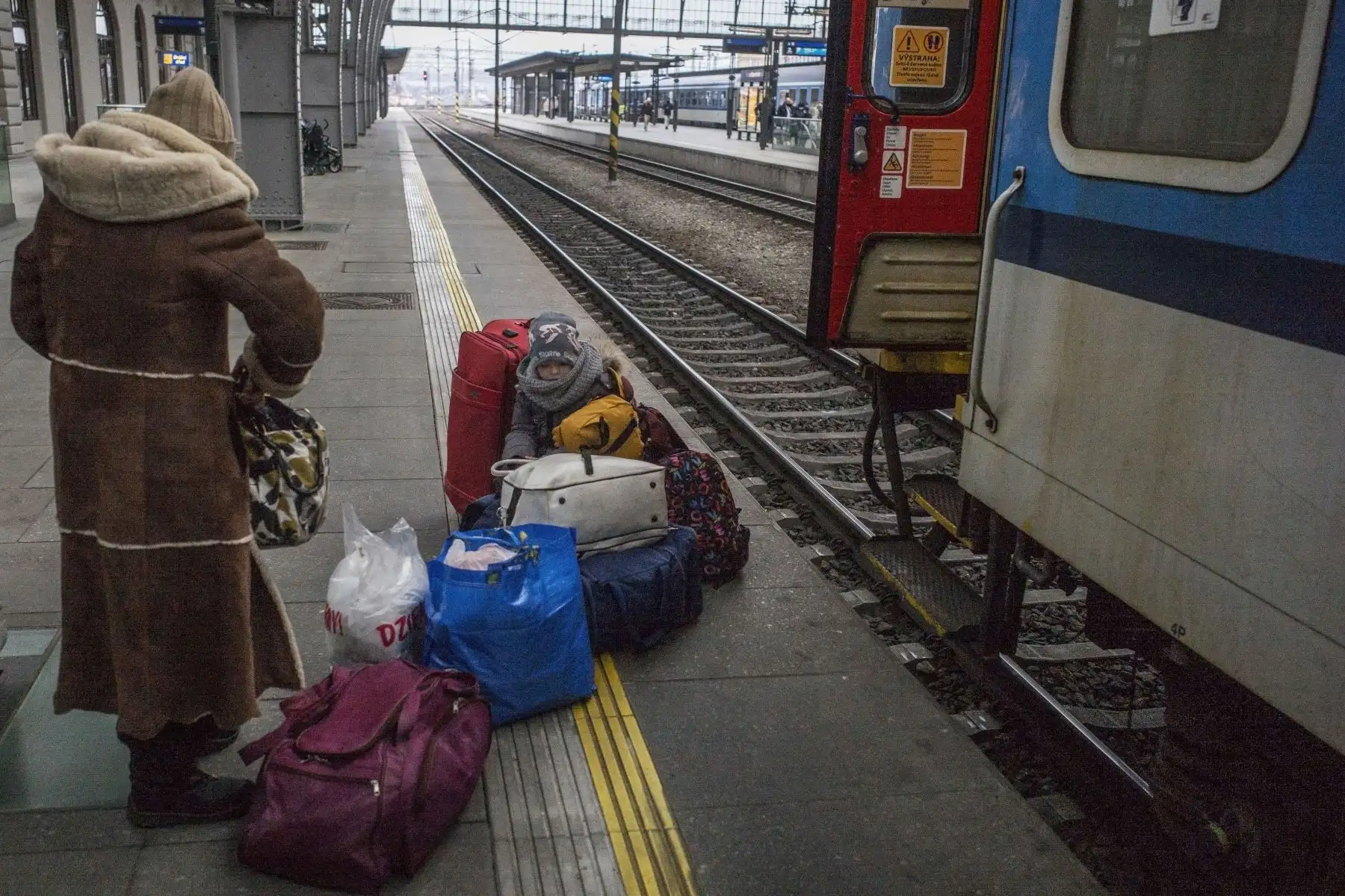 Refugiados llegan desde Ucrania a la estación principal de trenes de Praga, República Checa.
Foto: AFP