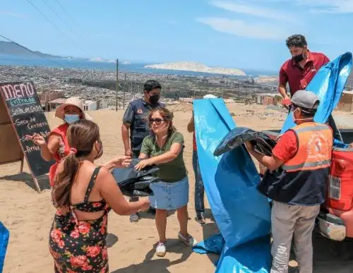 Distribuyen plásticos en zonas vulnerables de Chimbote para la protección de viviendas ante lluvias intensas. Foto: ANDINA/Difusión.