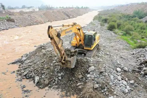 Maquinaria pesada trabajando en la emergencia climática por las lluvias intensas asociadas al ciclón Yaku.ANDINA/Difusión
