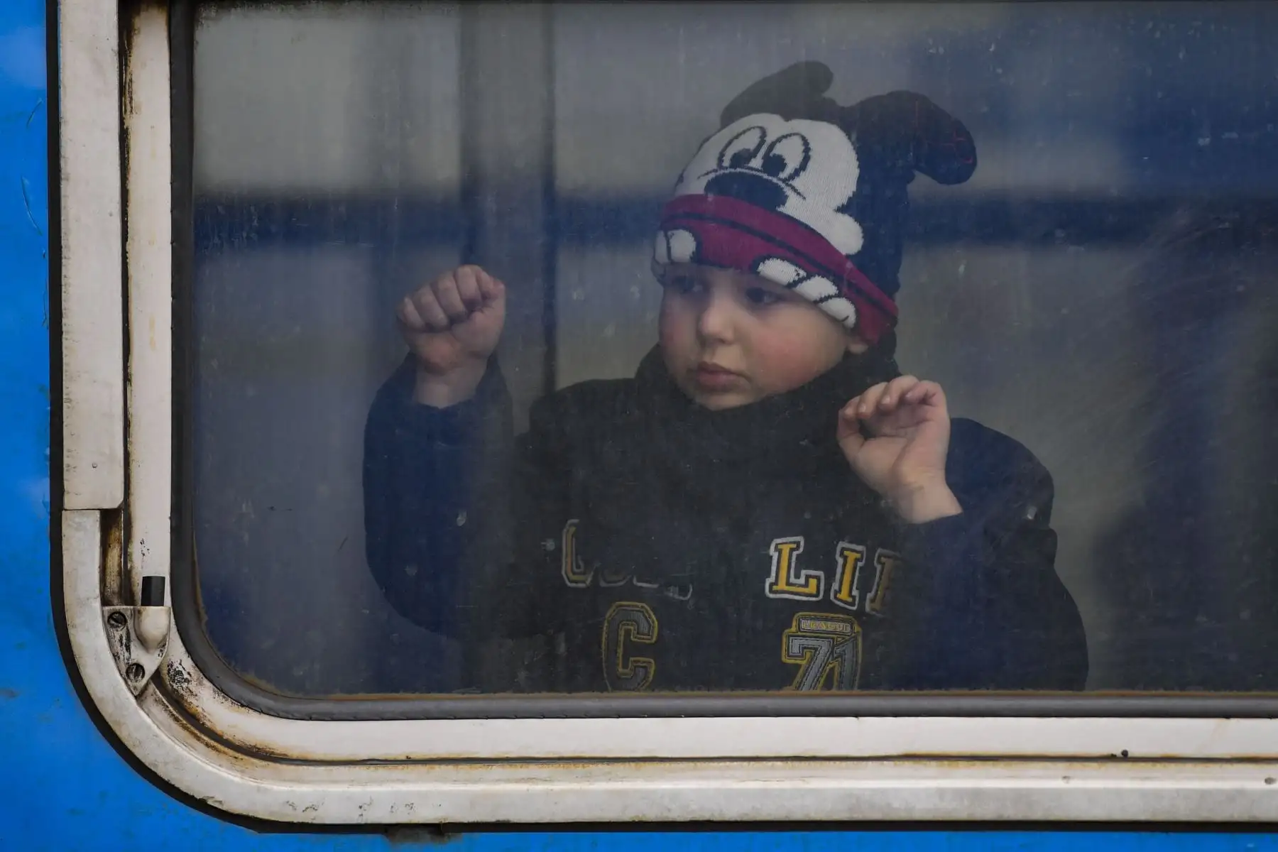 Un niño mira por la ventana en la estación de tren de Przemysl, Polonia, desde donde los refugiados ucranianos son reubicados  a través de Polonia.
Foto: AFP