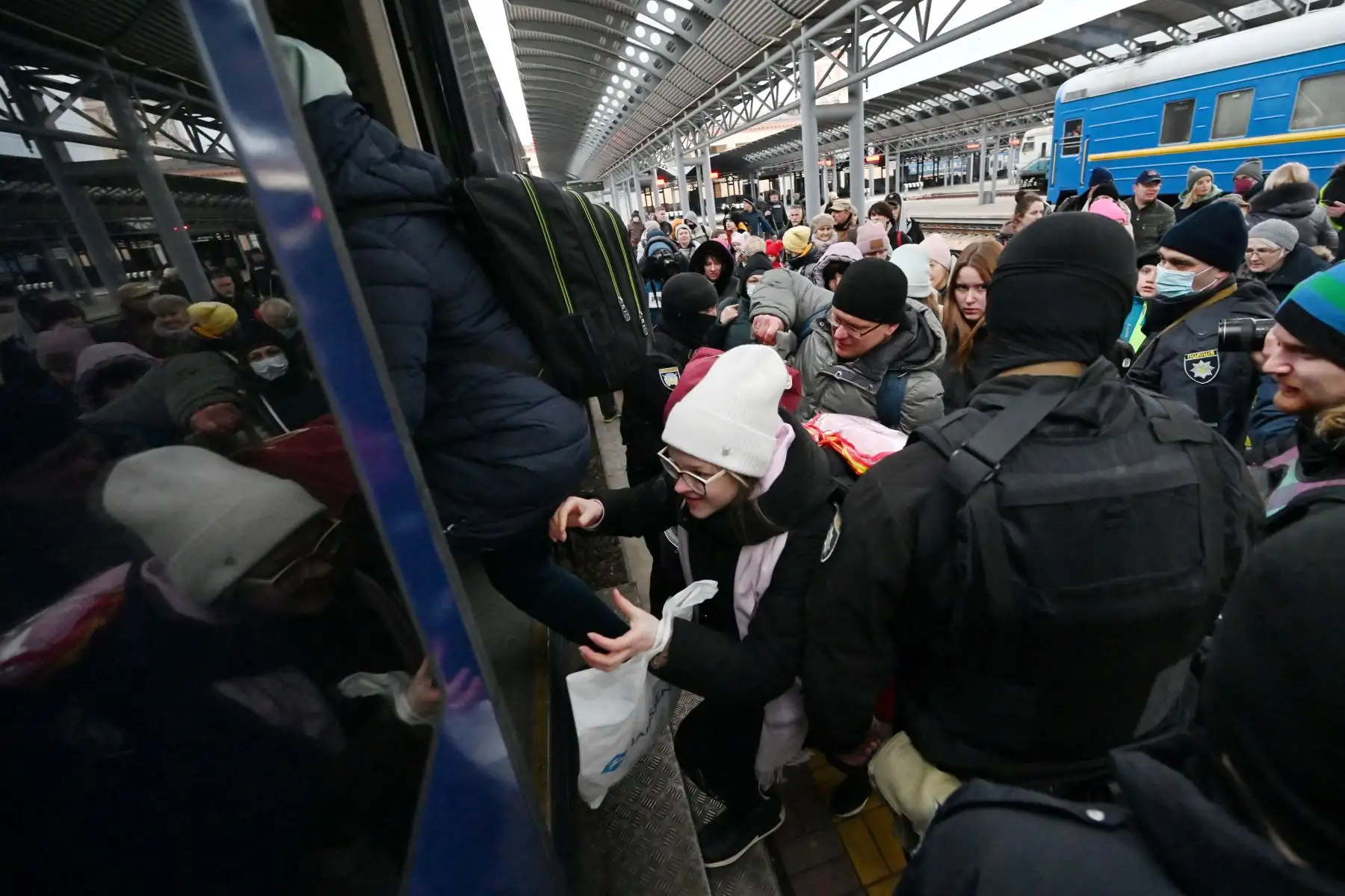 Los padres acompañan a niños y adolescentes cuando abordan un tren después de salir del Hospital Infantil Central de Kiev luego de su evacuación en Kiev.
Foto: AFP