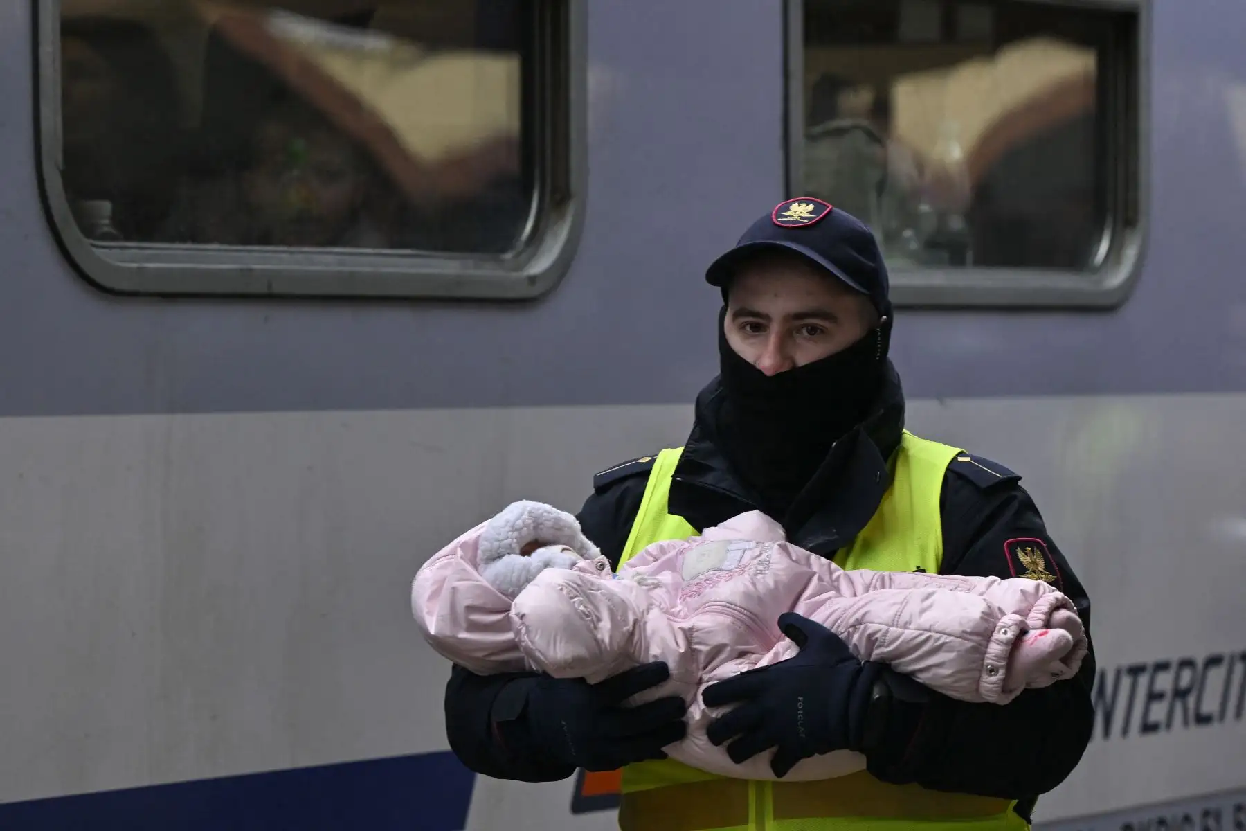 El personal ferroviario ayuda a una mujer a llevar a un bebé, mientras los refugiados ucranianos suben al tren a Varsovia, en la estación de tren de Przemysl, cerca de la frontera entre Polonia y Ucrania.
Foto : AFP