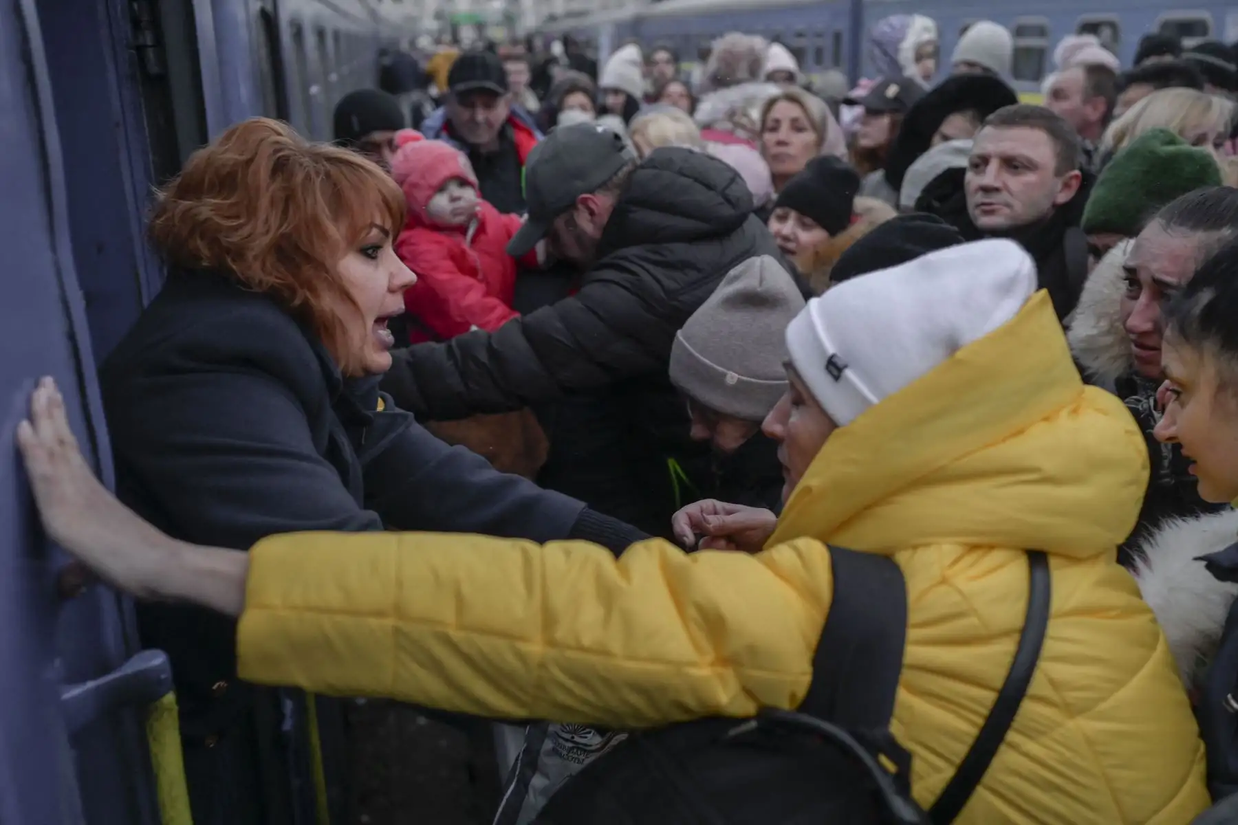 La gente corre hacia el tren mientras un oficial lleva a niños y mujeres primero frente a un tren de evacuación en la estación central de trenes en Odessa.
Foto: AFP