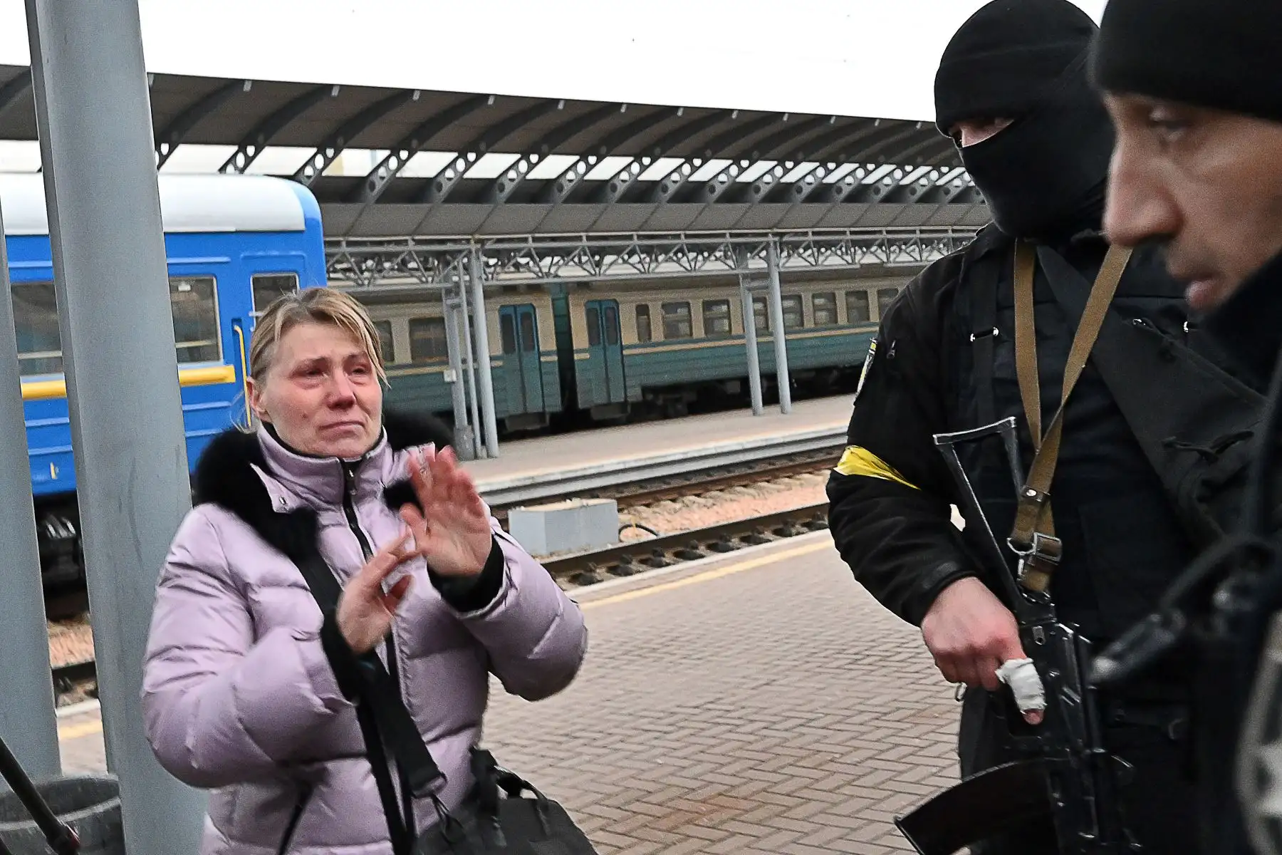Una madre reacciona después de salir de un tren con su hijo a bordo mientras los padres acompañan a niños y adolescentes a abordar un tren después de salir del Hospital Infantil Central de Kiev, luego de su evacuación, en Kiev.
Foto: AFP