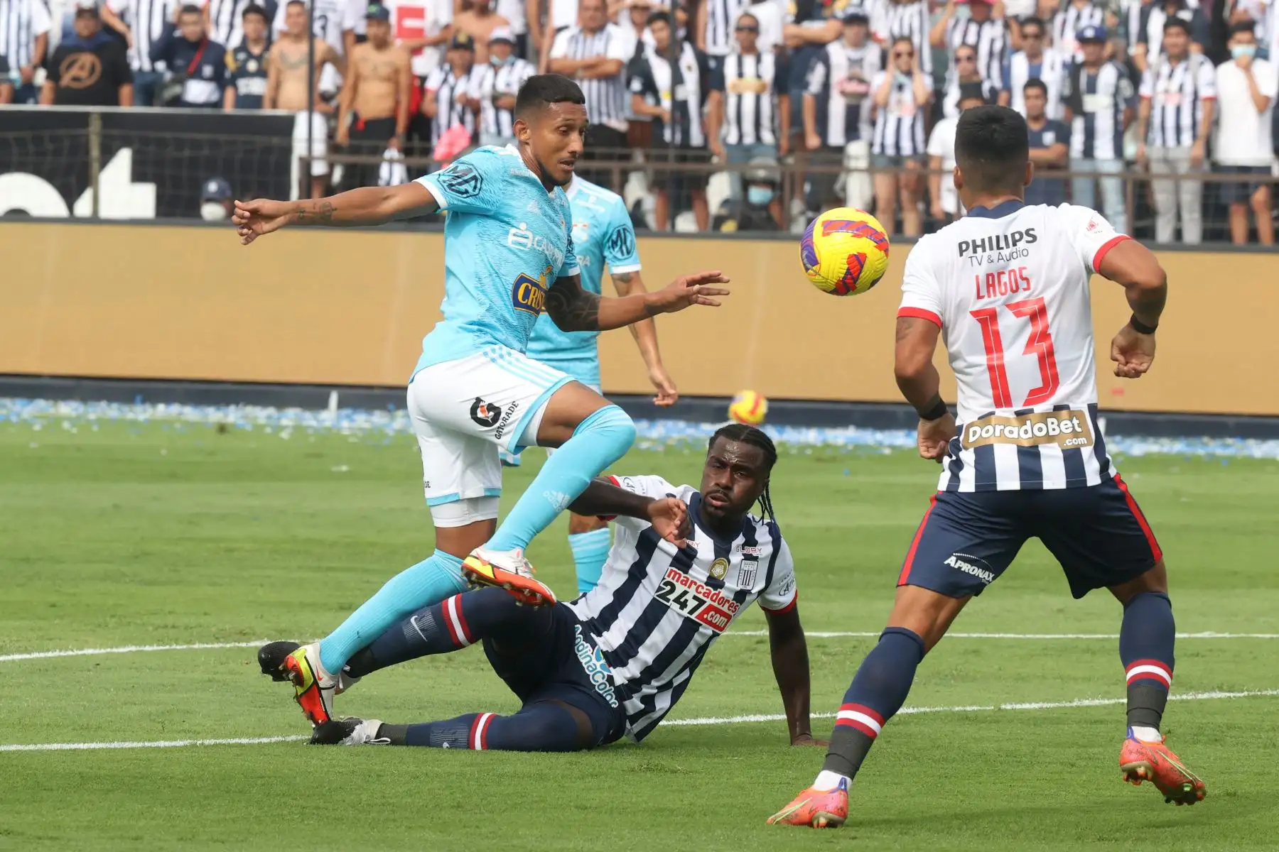 Alianza Lima y Sporting Cristal se enfrentan en el estadio Alejandro Villanueva por la fecha 5 de la Liga 1. Foto: ANDINA/Vidal Tarqui