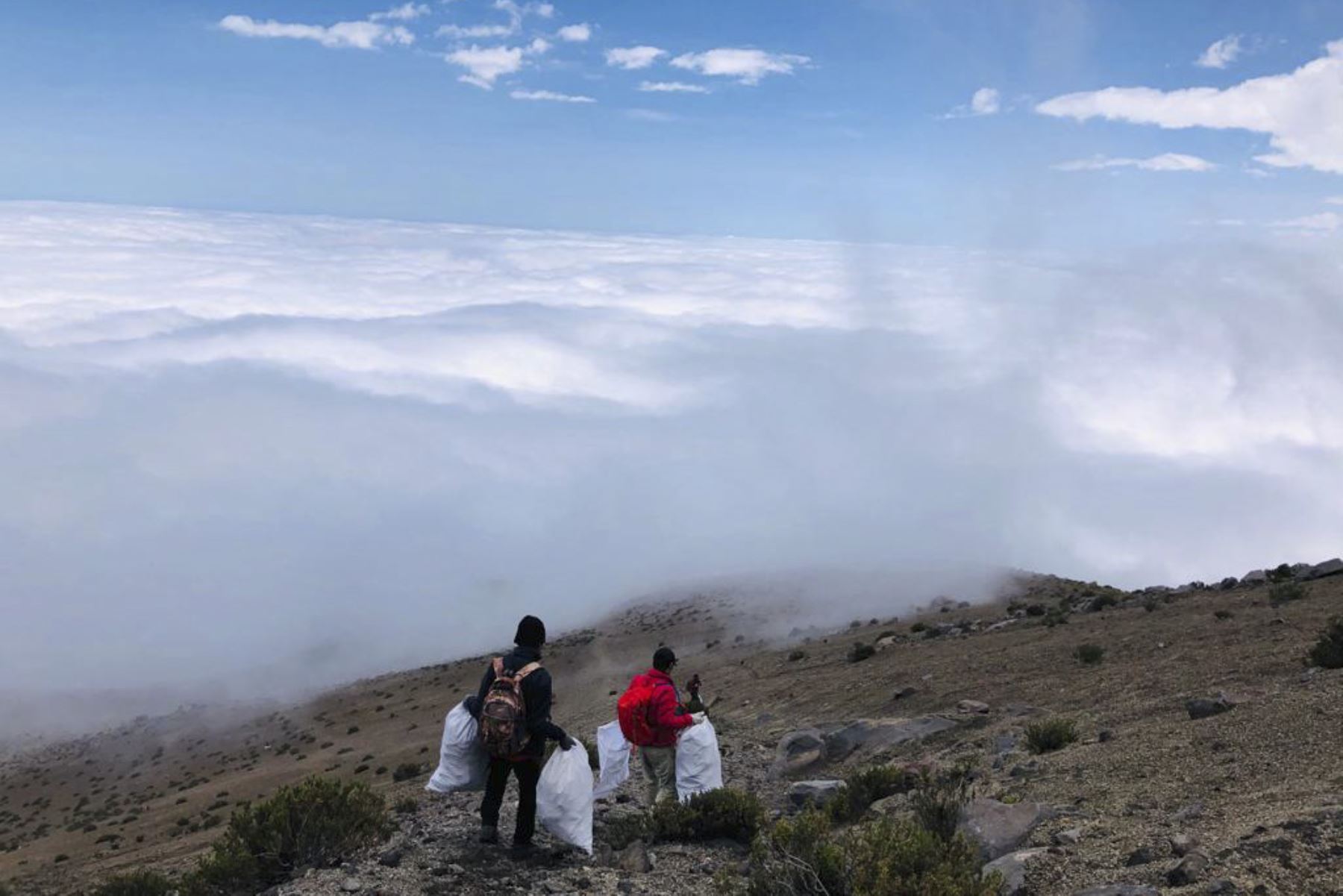 Durante jornada de limpieza recolectaron más de 60 kilos de basura en la zona de ascenso al volcán Misti, región Arequipa. Foto: Difusión.