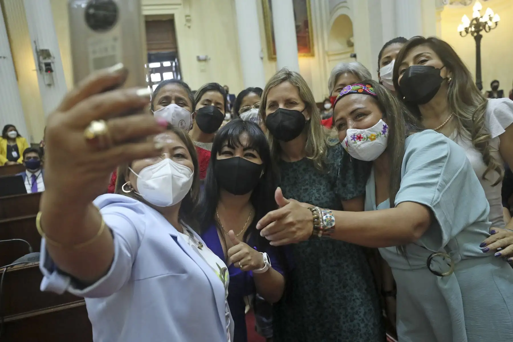 Presidenta del Congreso de la República, Maricarmen Alva junto a congresistas mujeres de diversas bancadas participan del lanzamiento de "La semana de la Mujer”. Foto: Congreso de la República