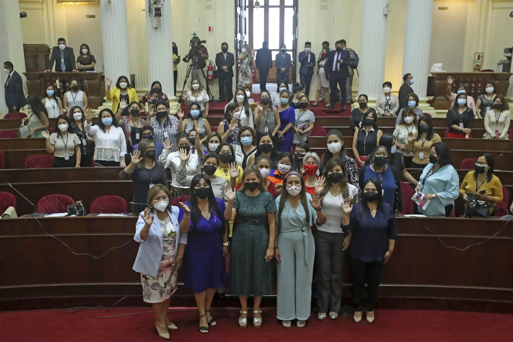 Presidenta del Congreso de la República, Maricarmen Alva junto a congresistas mujeres de diversas bancadas participan del lanzamiento de "La semana de la Mujer”. Foto: Congreso de la República
