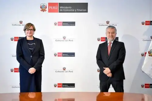 El ministro de Economía y Finanzas, Oscar Graham y la embajadora del Reino Unido en el Perú, Kate Harrisson, sostuvieron reunión de coordinación en la sede del MEF. Foto: Internet.