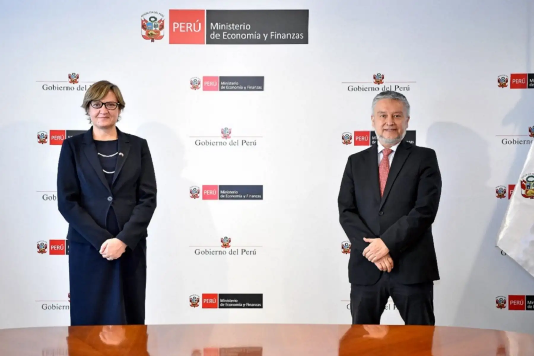 El ministro de Economía y Finanzas, Oscar Graham y la embajadora del Reino Unido en el Perú, Kate Harrisson, sostuvieron reunión de coordinación en la sede del MEF. Foto: Internet.