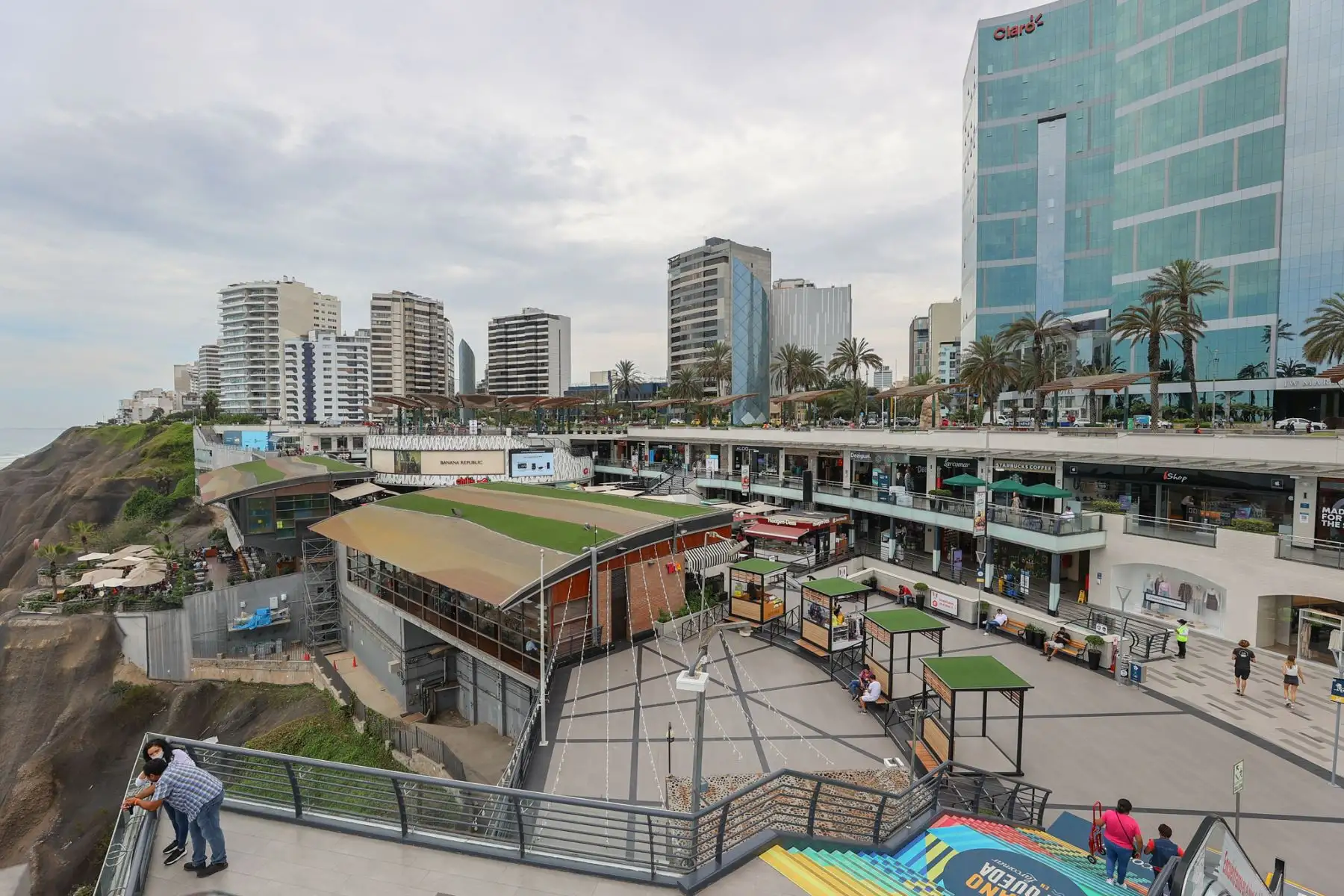 el equipo de Defensa Civil detectó deficiencias en materia de seguridad en el centro comercial como la falta de luces de emergencia, señalización de rutas de evacuación, ausencia de pasamanos en rutas de evacuación e inexistencia de accesos de salida.
Foto: Difusión