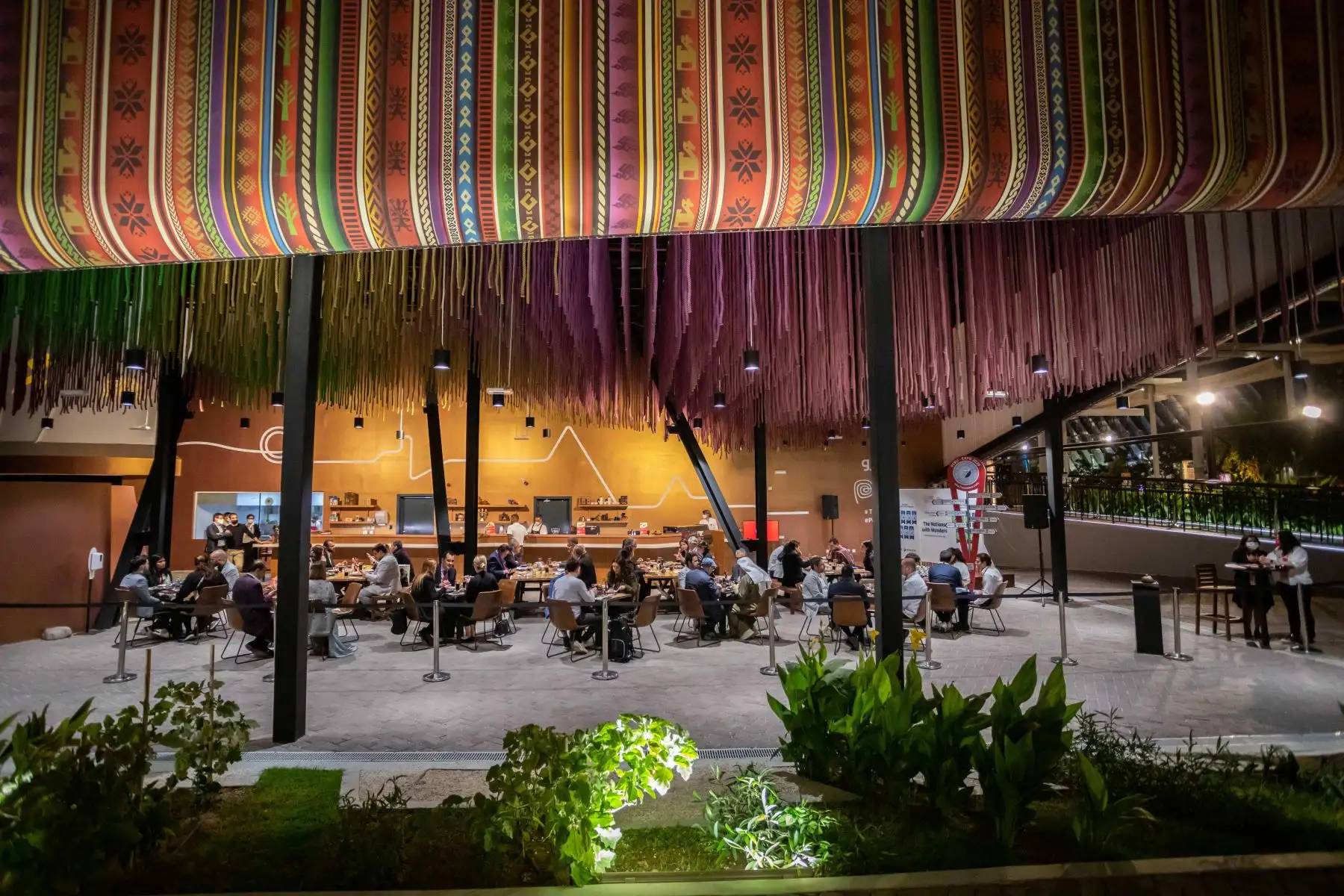 El Pabellón Perú, considerado como uno de las propuestas más originales de la Expo Dubái 2020, viene mostrando al mundo la diversidad cultural, la riqueza infinita y el legado de nuestros antepasados que sorprenden a todos los visitantes que ingresan a este espacio donde se muestra lo más representativo de nuestro país. Foto: Promperú