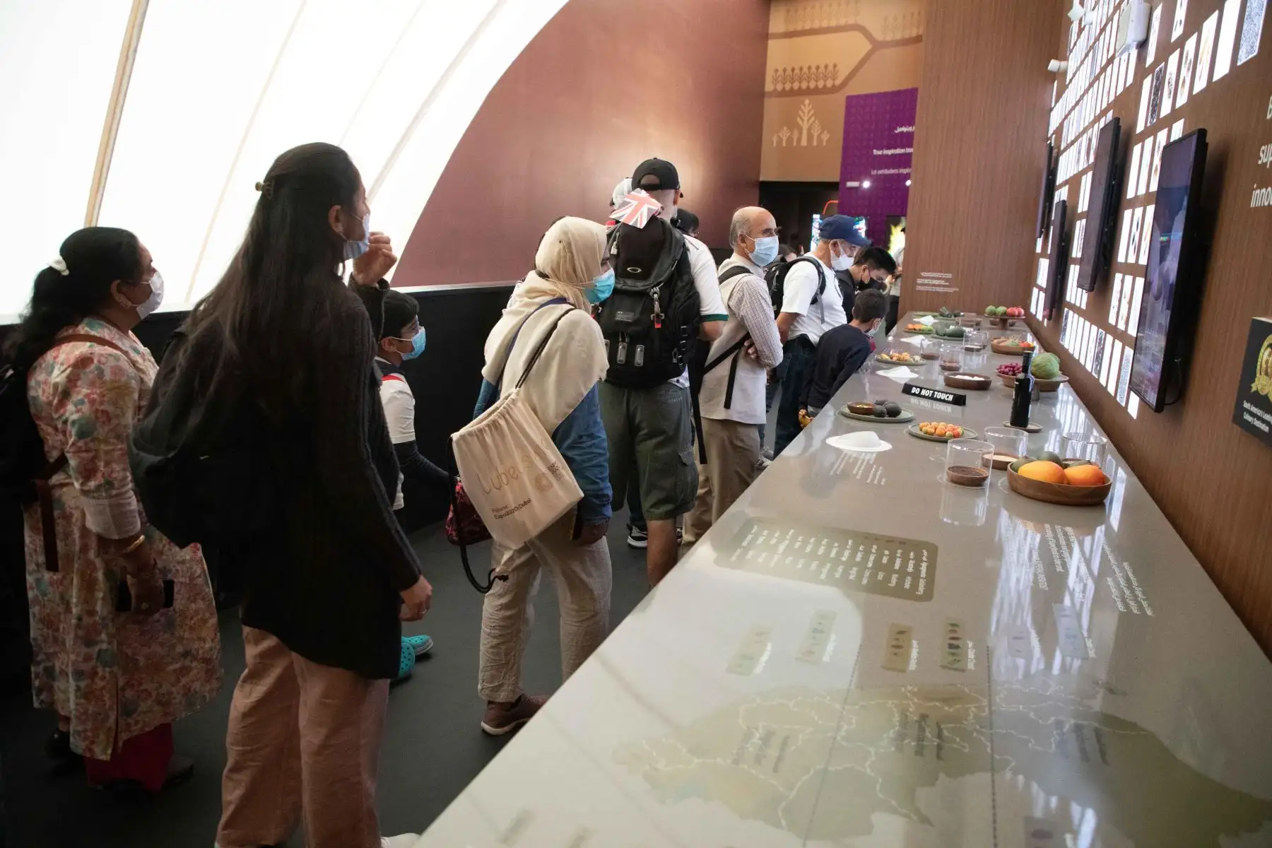 Tras ingresar, el visitante puede observar la cosmología andina donde se presenta un Perú atemporal, con imágenes e iconos de la cultura peruana, relatando en imágenes la historia y las tradiciones de nuestro país. Foto: Promperú