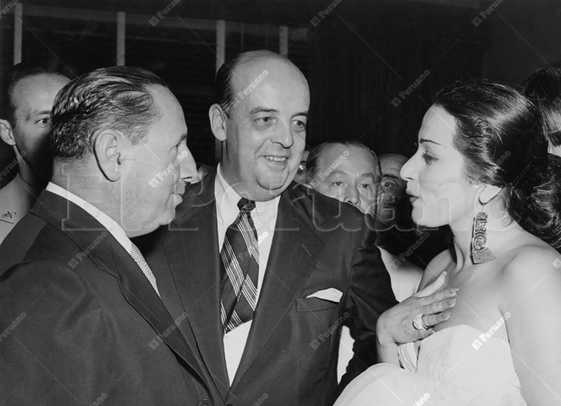 Lima - 7 abr 1953 / Yma Sumac saluda al presidente de la República Manuel A. Odría en presencia del presidente del directorio de La Crónica, Manuel Cisneros, en la inauguración del local del diario La Crónica en la avenida Tacna. Foto: Archivo Histórico de El Peruano