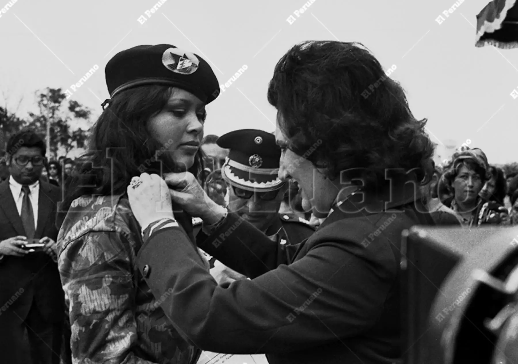 Lima - 26 setiembre 1975 / Rosa Pedraglio, primera dama, entrega la insignia de paracaidista a Rebeca Palma Caldas. Primera promoción de mujeres paracaidistas de la División Aerotransportada del Ejército.  Foto: Archivo Histórico de El Peruano