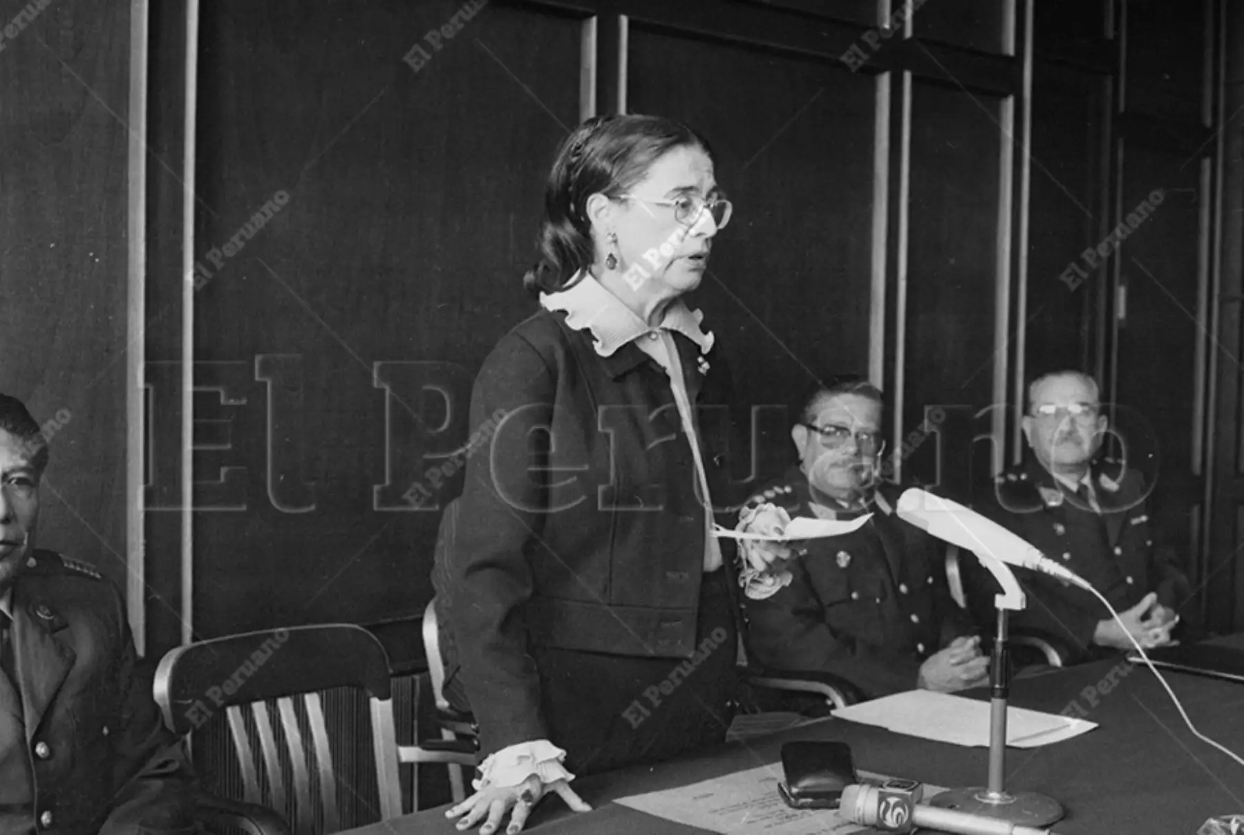 Lima - 20 mayo 1982 / Condecoración a Ella Dunbar Temple, quien obtuvo en la Universidad de San Marcos el título de abogada en 1941 y el grado de doctora en Historia y Literatura en 1945. Fue la primera mujer que ocupó una cátedra universitaria en el Perú. Foto: Archivo Histórico de El Peruano
