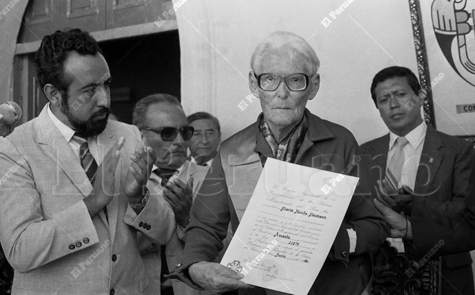 Lima - 2 junio 1986 / El ministro de Educación, Grover Pango, condecoró a María Reiche con  las Palmas Magisteriales del Perú en el grado de Amauta. Foto: Archivo Histórico de El Peruano
