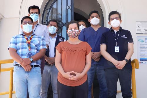 Natalia Vargas Herrera y parte del equipo de investigación que lidera en el Instituto Nacional de Salud (INS). Foto: ANDINA/Difusión.