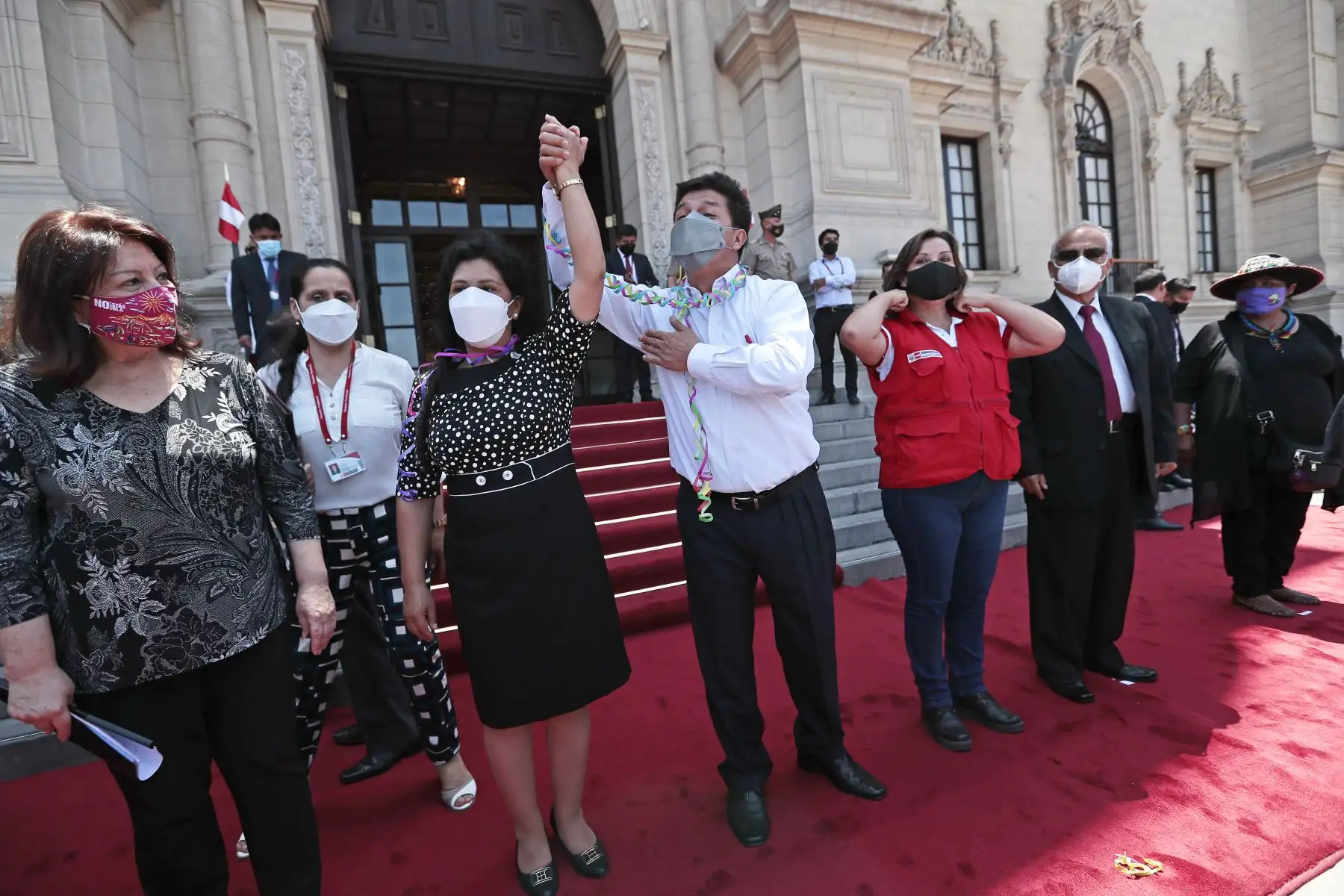 Presidente de la República, Pedro Castillo, acompañado de la primera dama, Lilia Paredes, y las titulares del Ministerio de la Mujer, Diana Miloslavich, y del Ministerio de Inclusión Social, Dina Boluarte, participaron en la ceremonia de conmemoración por el Día Internacional de la Mujer. Foto: ANDINA/Presidencia Perú