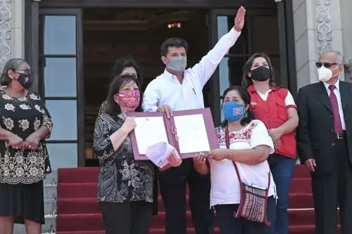 Presidente de la República, Pedro Castillo y la titular del Ministerio de la Mujer, Diana Miloslavich, Foto: ANDINA/Presidencia Perú