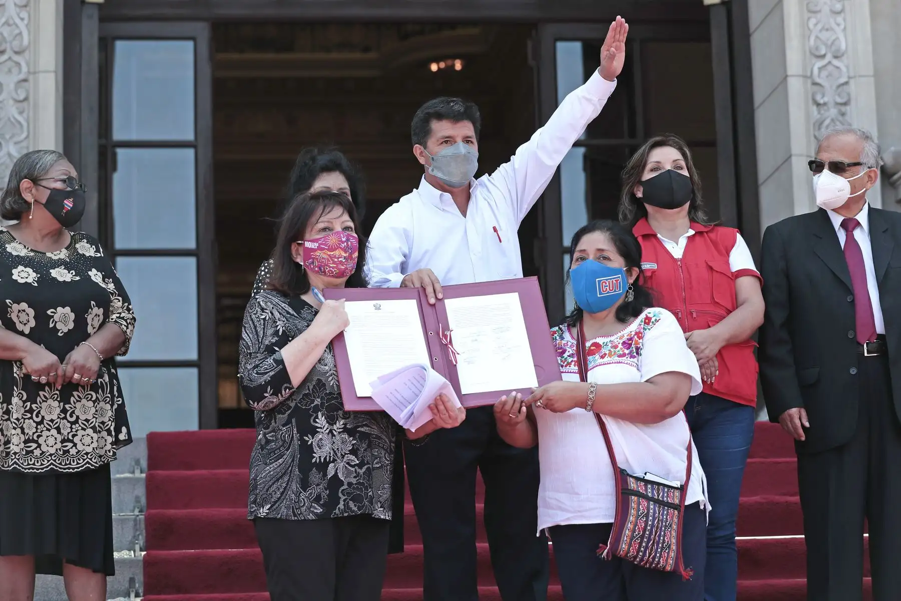 Presidente de la República, Pedro Castillo, acompañado de la primera dama, Lilia Paredes, y las titulares del Ministerio de la Mujer, Diana Miloslavich, y del Ministerio de Inclusión Social, Dina Boluarte, participaron en la ceremonia de conmemoración por el Día Internacional de la Mujer. Foto: ANDINA/Presidencia Perú