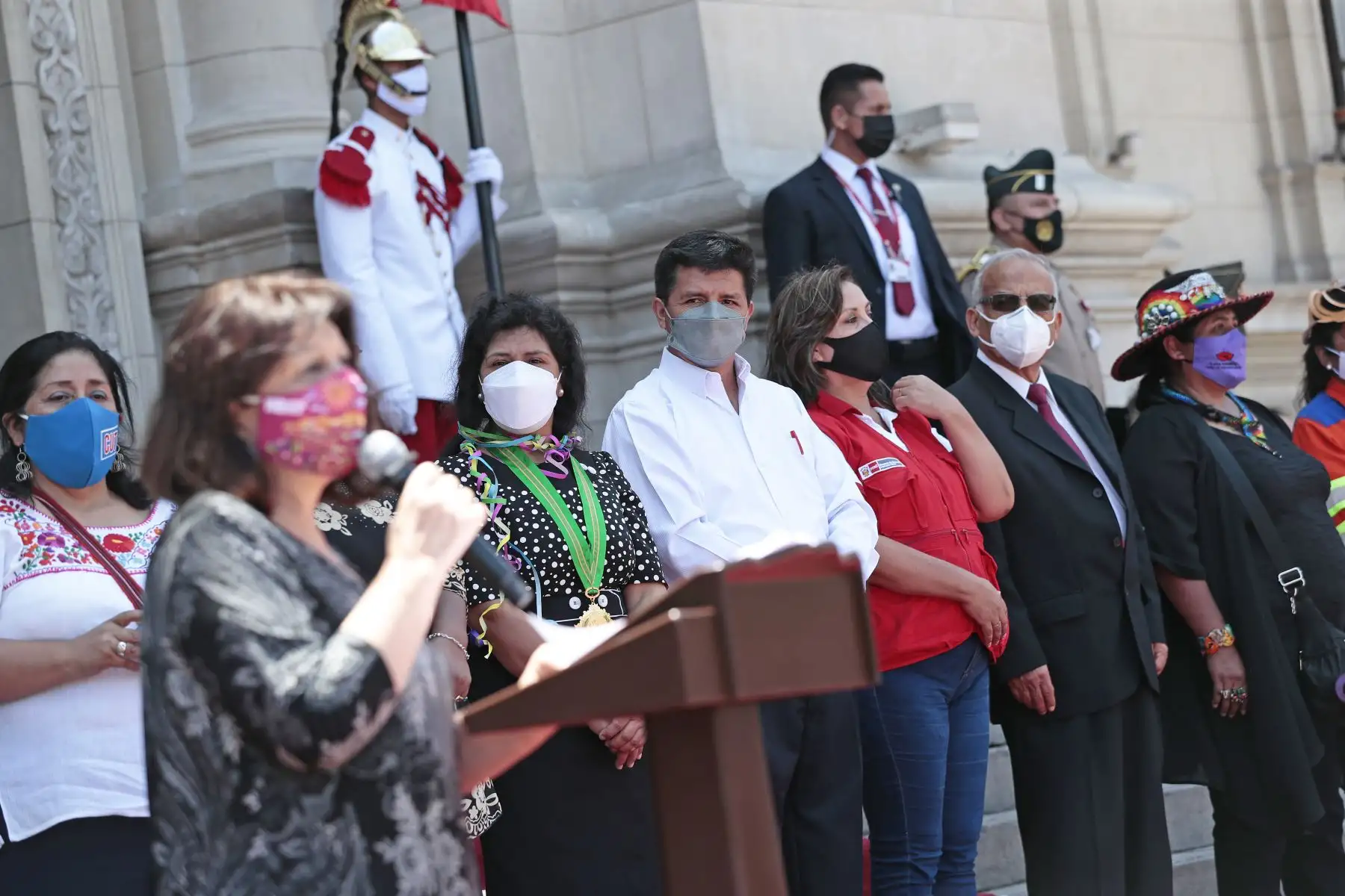 Presidente de la República, Pedro Castillo, acompañado de la primera dama, Lilia Paredes, y las titulares del Ministerio de la Mujer, Diana Miloslavich, y del Ministerio de Inclusión Social, Dina Boluarte, participaron en la ceremonia de conmemoración por el Día Internacional de la Mujer. Foto: ANDINA/Presidencia Perú
