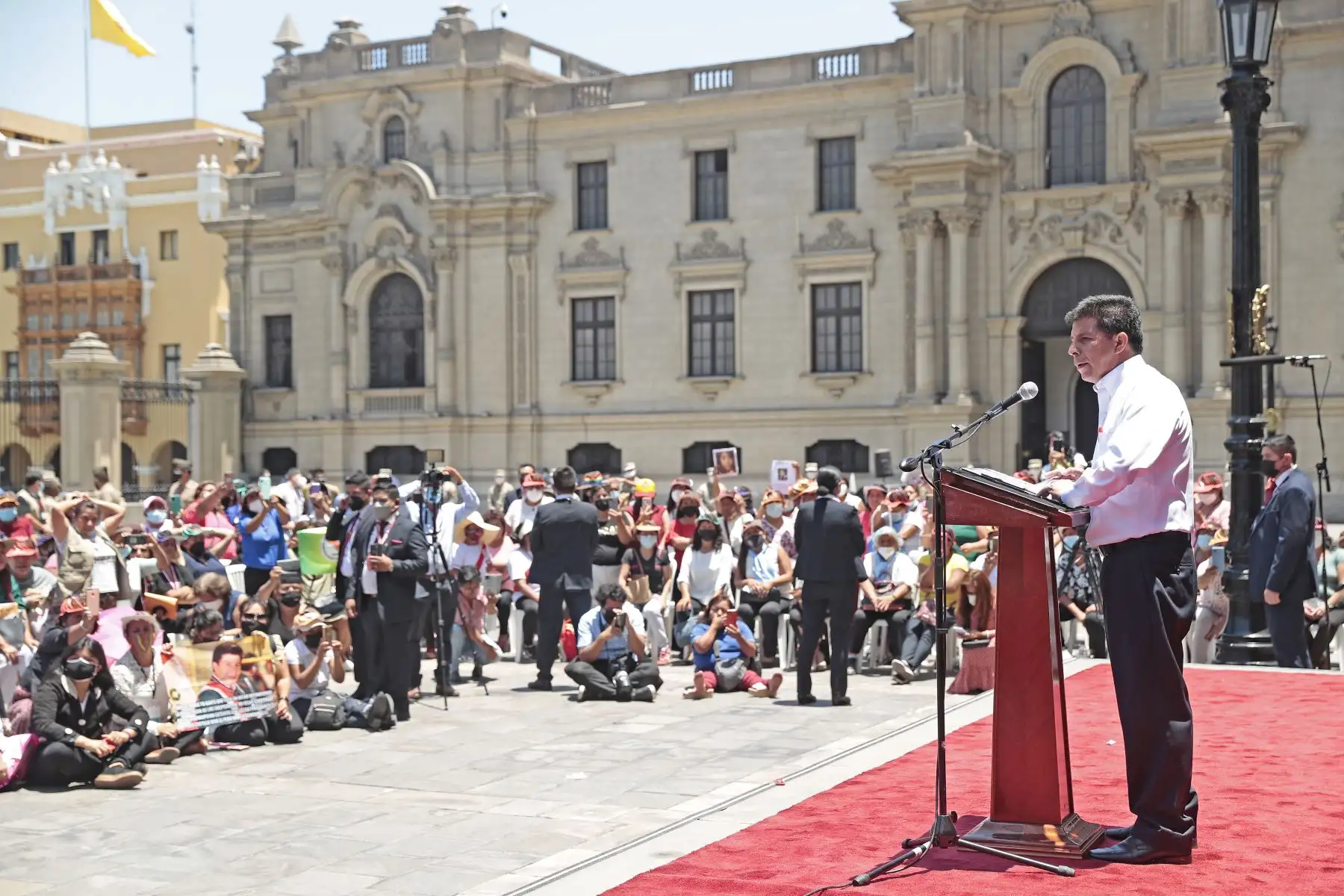Presidente de la República, Pedro Castillo, acompañado de la primera dama, Lilia Paredes, y las titulares del Ministerio de la Mujer, Diana Miloslavich, y del Ministerio de Inclusión Social, Dina Boluarte, participaron en la ceremonia de conmemoración por el Día Internacional de la Mujer. Foto: ANDINA/Presidencia Perú