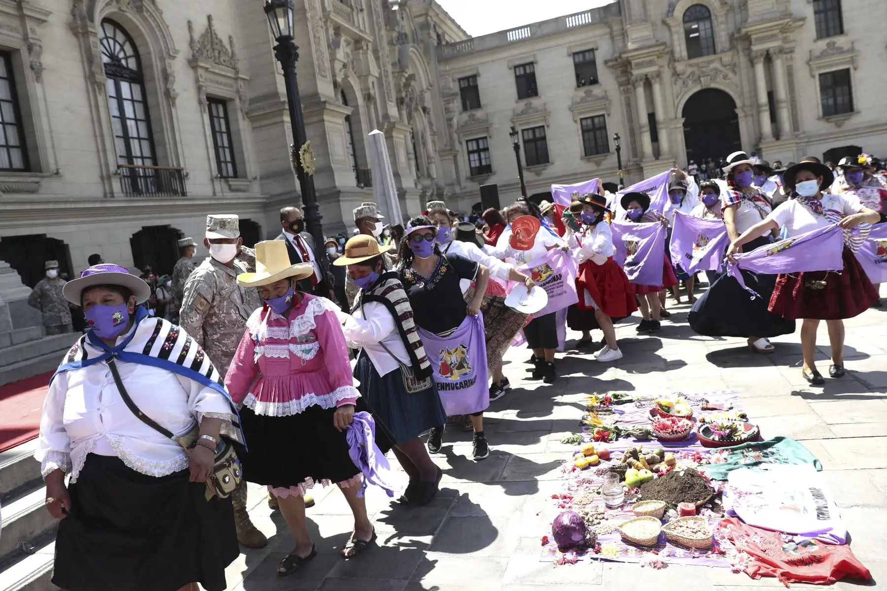 Presidente de la República, Pedro Castillo, acompañado de la primera dama, Lilia Paredes, y las titulares del Ministerio de la Mujer, Diana Miloslavich, y del Ministerio de Inclusión Social, Dina Boluarte, participaron en la ceremonia de conmemoración por el Día Internacional de la Mujer. Foto: ANDINA/Presidencia Perú