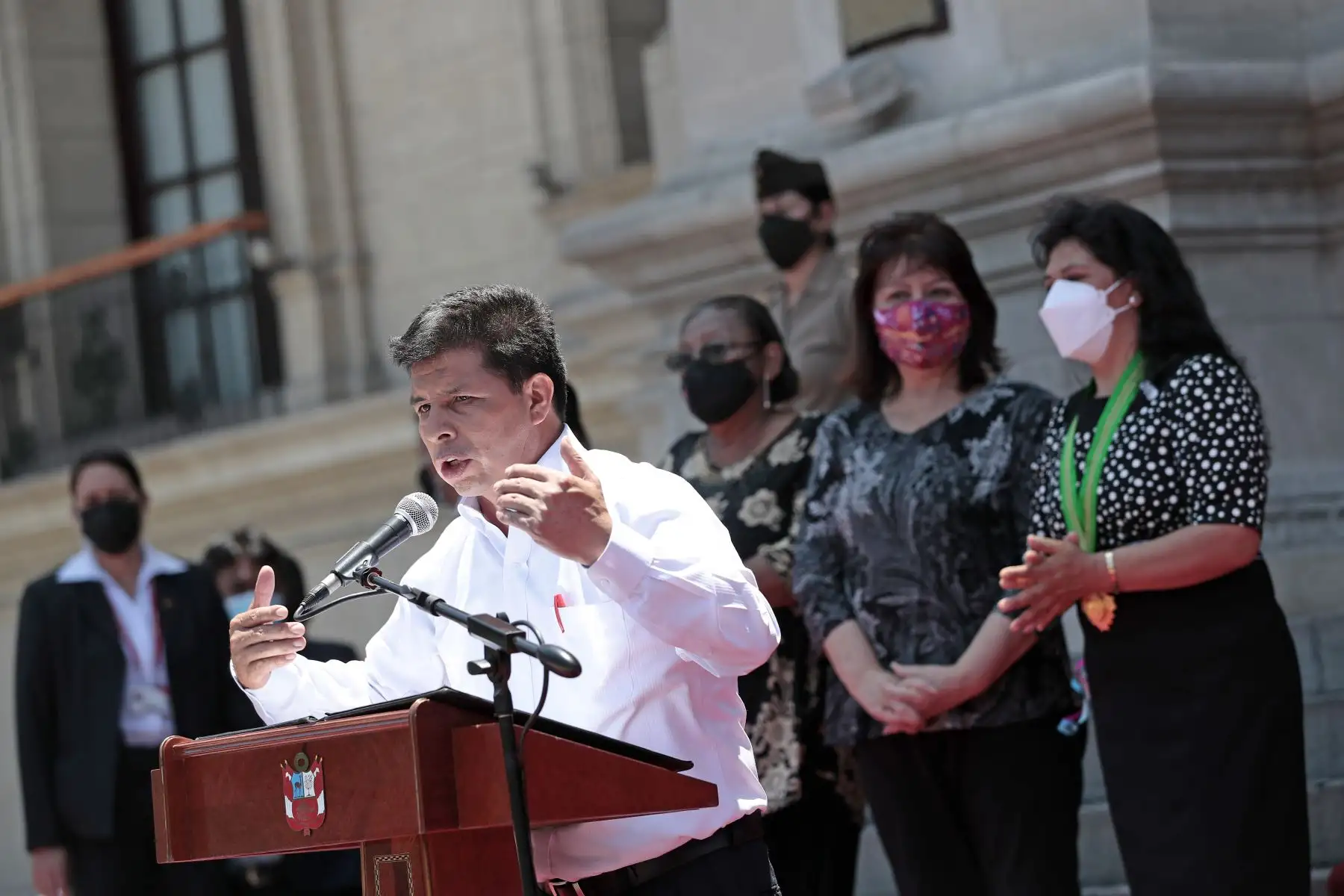 Presidente de la República, Pedro Castillo, acompañado de la primera dama, Lilia Paredes, y las titulares del Ministerio de la Mujer, Diana Miloslavich, y del Ministerio de Inclusión Social, Dina Boluarte, participaron en la ceremonia de conmemoración por el Día Internacional de la Mujer. Foto: ANDINA/Presidencia Perú