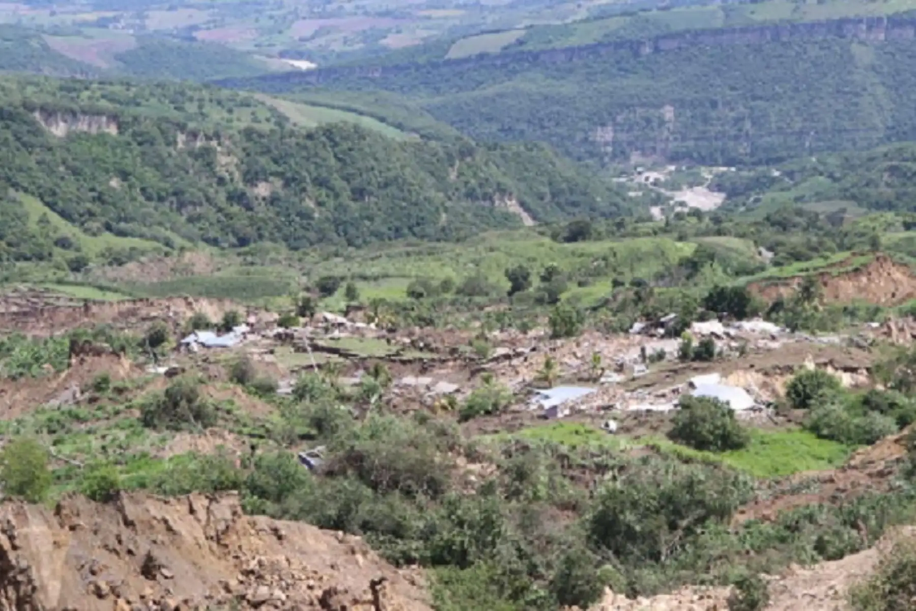 Deslizamiento de cerros y lluvias destruyeron varias viviendas y cultivos en distritos de Jamalca y Cajaruro, en Amazonas.