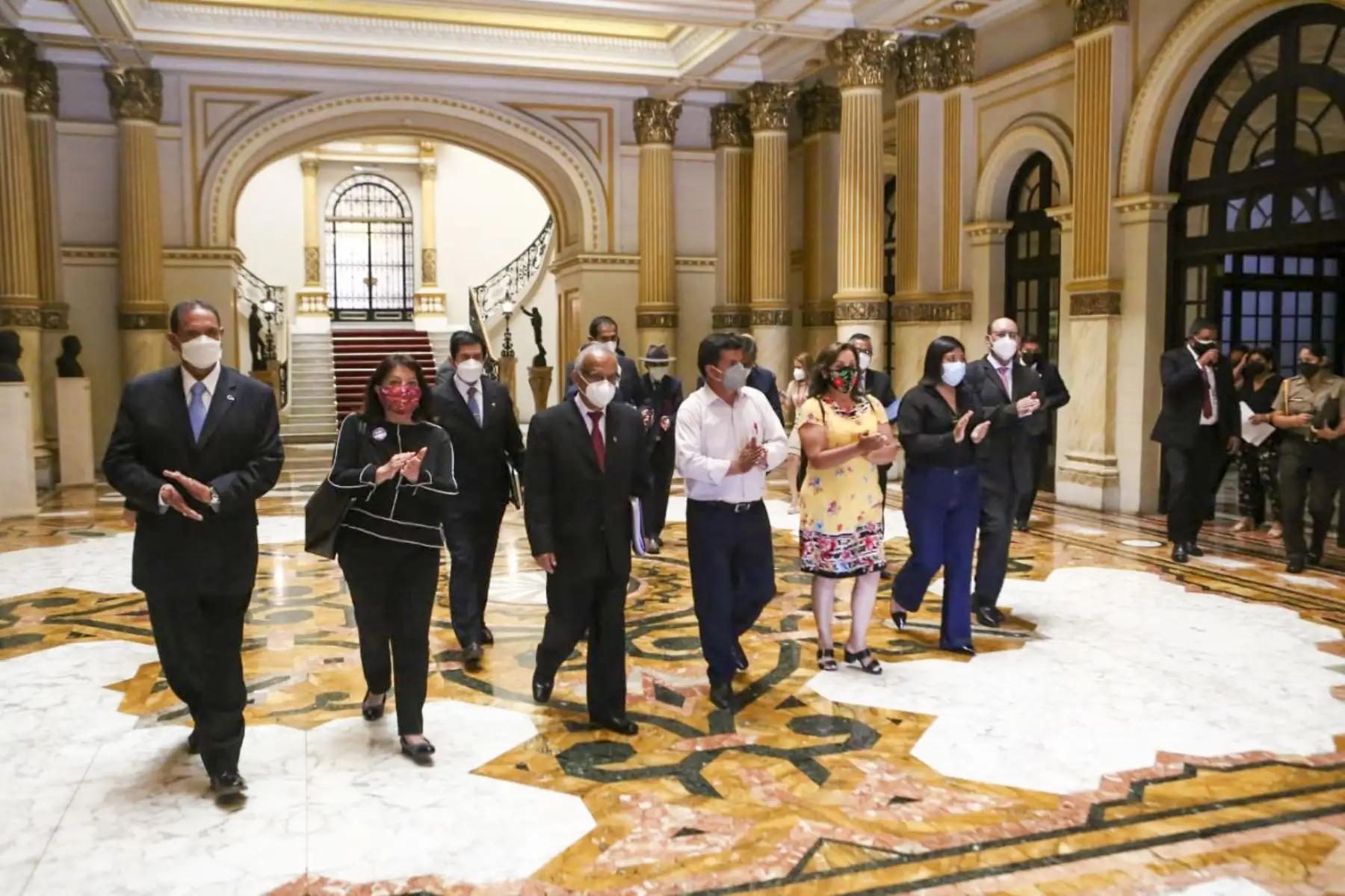 Presidente de la República, Pedro Castillo, acompaña al Gabinete Ministerial presidido por Aníbal Torres, quienes se dirigen al Congreso de la República para solicitar el Voto de Confianza. Foto: PCM