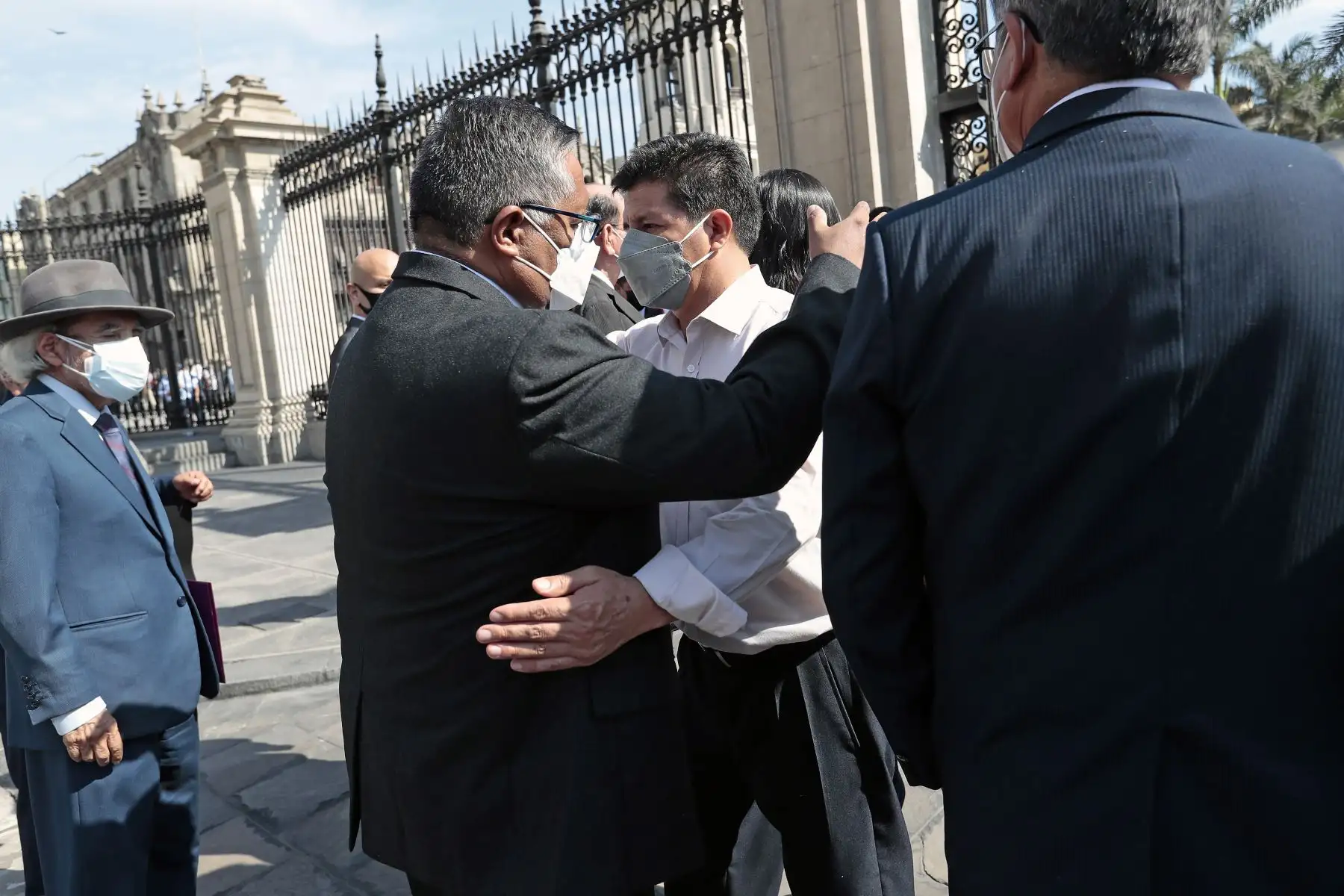 Presidente de la República, Pedro Castillo, acompaña al Gabinete Ministerial presidido por Aníbal Torres, quienes se dirigen al Congreso de la República para solicitar el Voto de Confianza. Foto: ANDINA/Presidencia Perú