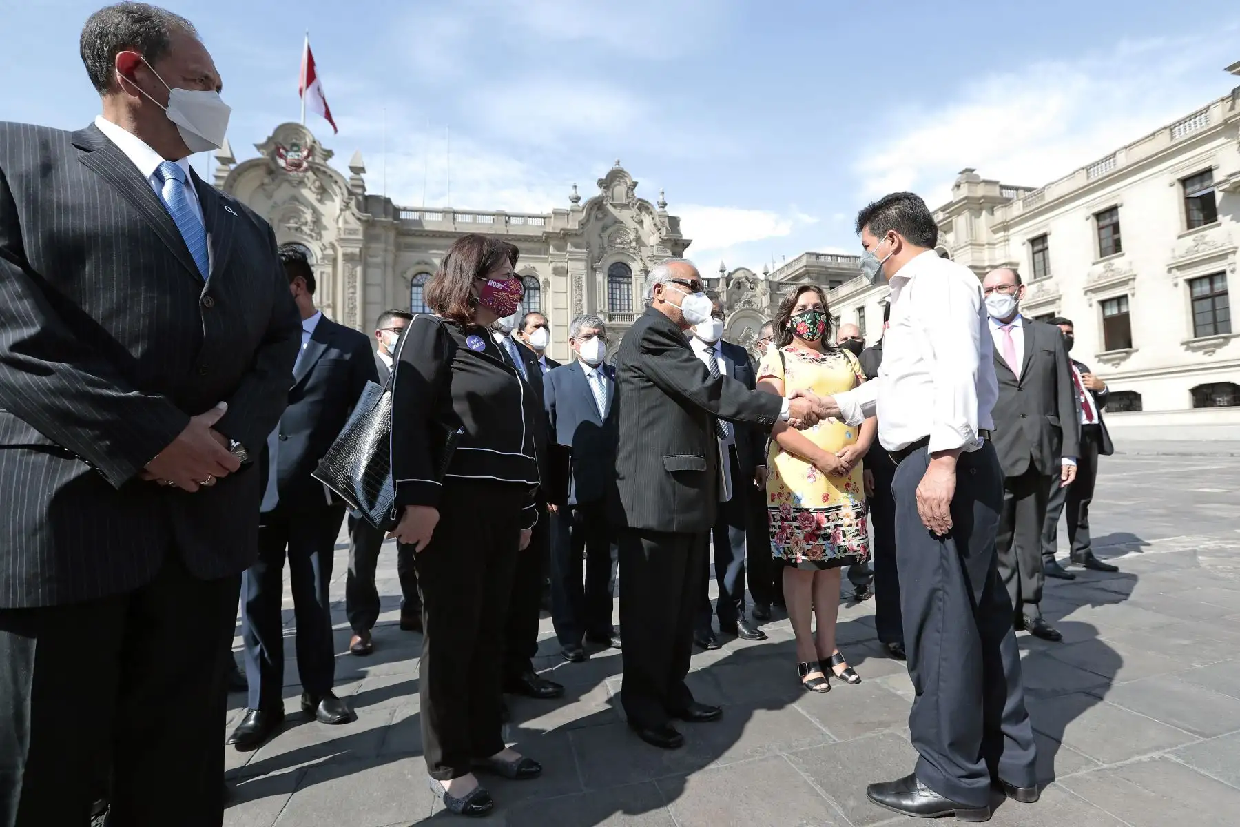 Presidente de la República, Pedro Castillo, acompaña al Gabinete Ministerial presidido por Aníbal Torres, quienes se dirigen al Congreso de la República para solicitar el Voto de Confianza. Foto: ANDINA/Presidencia Perú