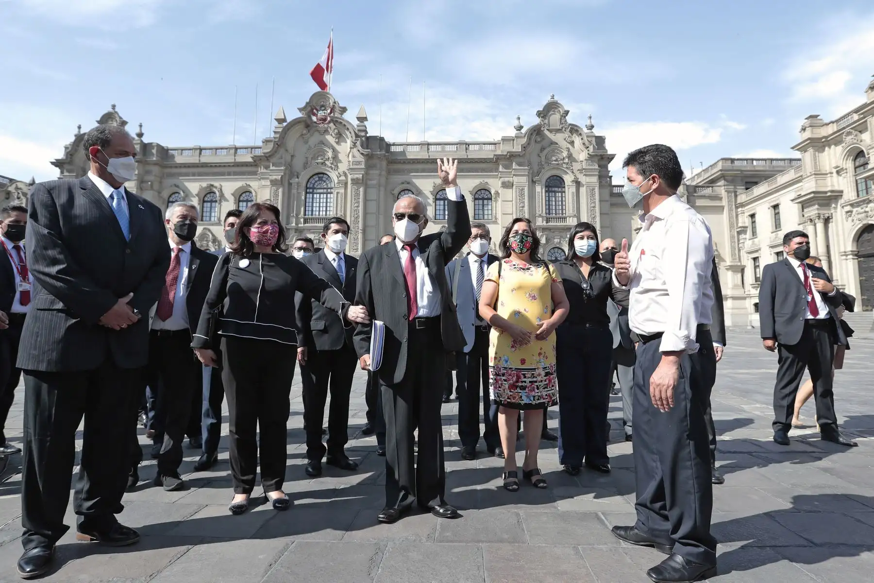 Presidente de la República, Pedro Castillo, acompaña al Gabinete Ministerial presidido por Aníbal Torres, quienes se dirigen al Congreso de la República para solicitar el Voto de Confianza. Foto: ANDINA/Presidencia Perú