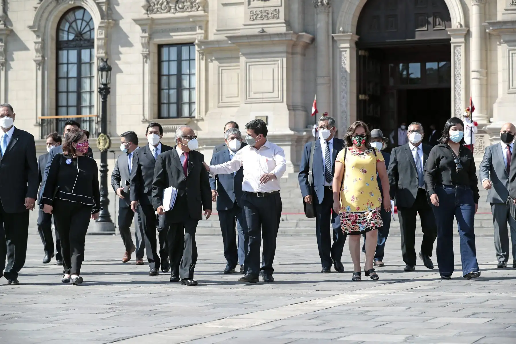 Presidente de la República, Pedro Castillo, acompaña al Gabinete Ministerial presidido por Aníbal Torres, quienes se dirigen al Congreso de la República para solicitar el Voto de Confianza. Foto: ANDINA/Presidencia Perú