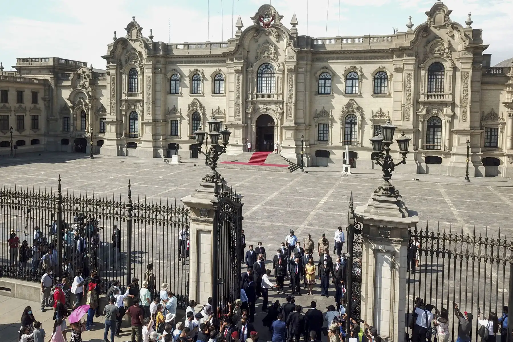 Presidente de la República, Pedro Castillo, acompaña al Gabinete Ministerial presidido por Aníbal Torres, quienes se dirigen al Congreso de la República para solicitar el Voto de Confianza. Foto: ANDINA/Presidencia Perú