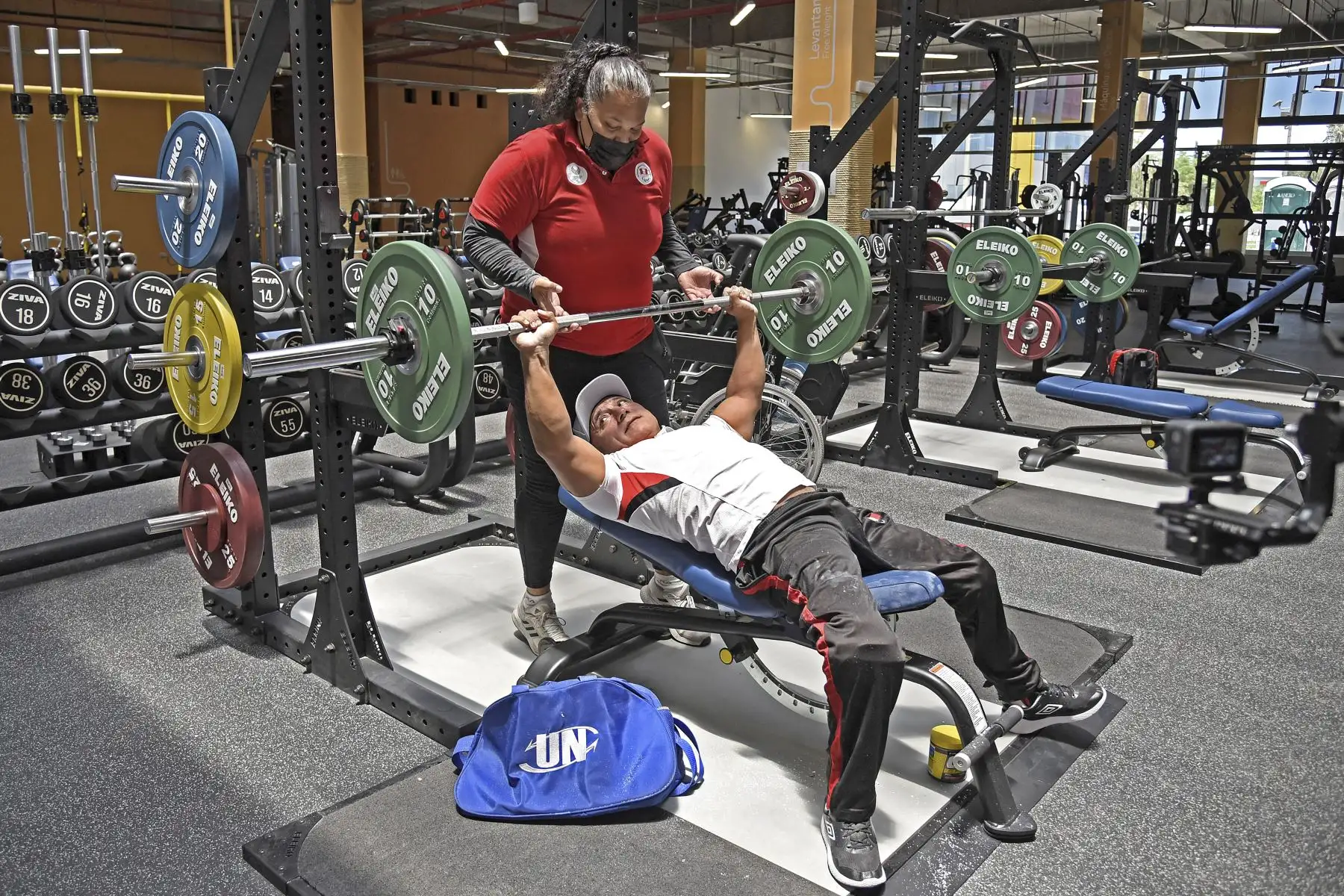 Neolanis Isiner, entrenadora de varones en Para powerlifting. Cuenta que todavía, son pocas las coach mujeres que dirigen hombres en el Perú, pero ella es una muestra de que los tiempos van cambiando. Dice que su mejor arma es sacar de sus deportistas esa caja de herramientas que llevan dentro. Foto: Proyecto Especial Legado
