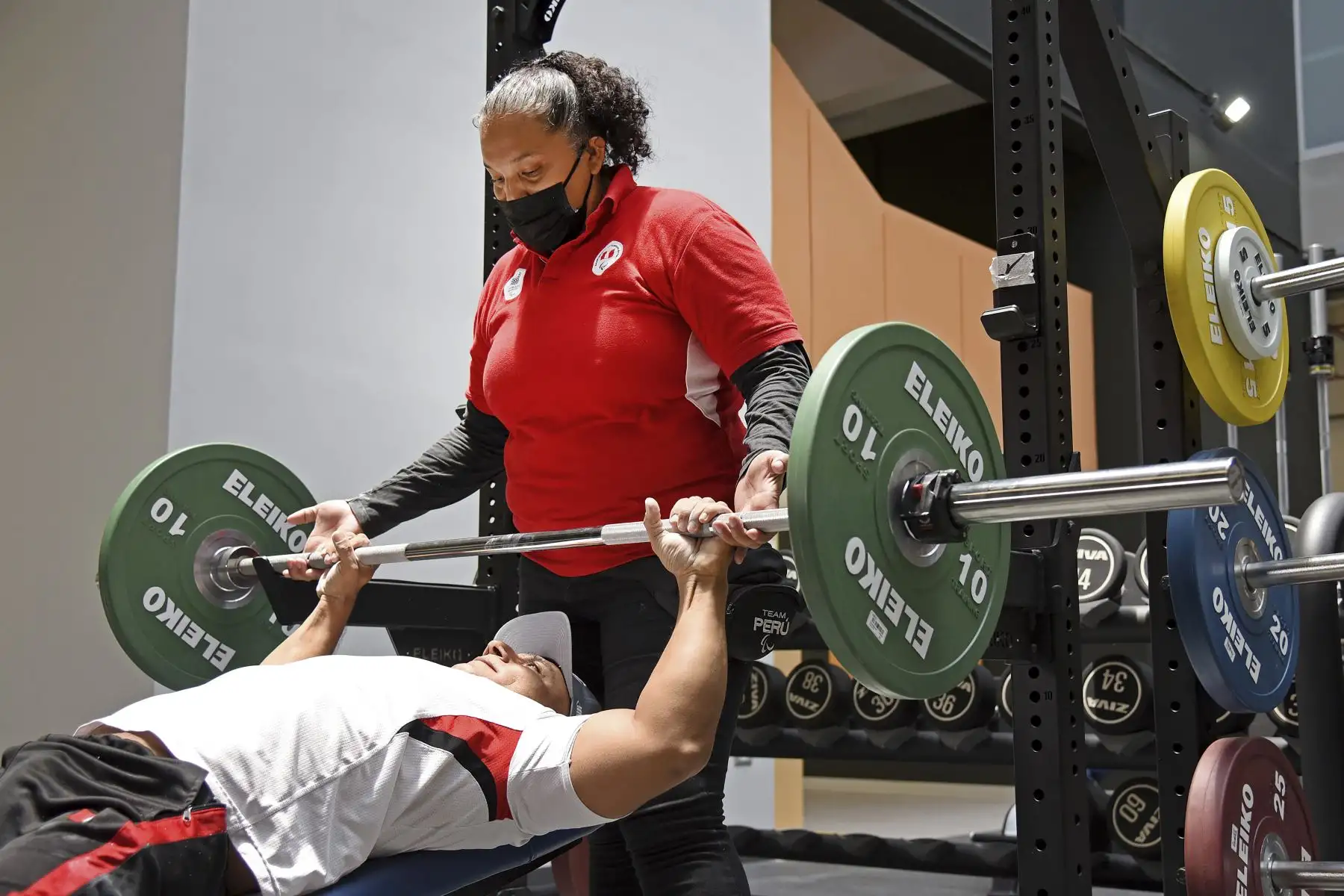 Neolanis Isiner, entrenadora de varones en Para powerlifting. Cuenta que todavía, son pocas las coach mujeres que dirigen hombres en el Perú, pero ella es una muestra de que los tiempos van cambiando. Dice que su mejor arma es sacar de sus deportistas esa caja de herramientas que llevan dentro. Foto: Proyecto Especial Legado