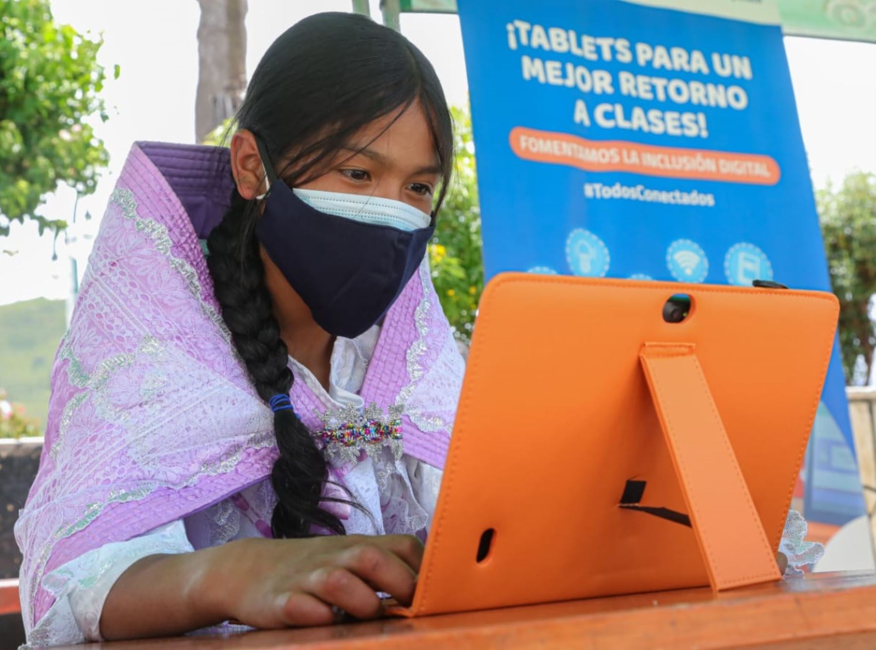 El programa Pronatel del MTC entregó 9,670 tabletas electrónicas que beneficiarán a escolares de zonas rurales del distrito de Curahuasi, región Apurímac. Foto: ANDINA/difusión.