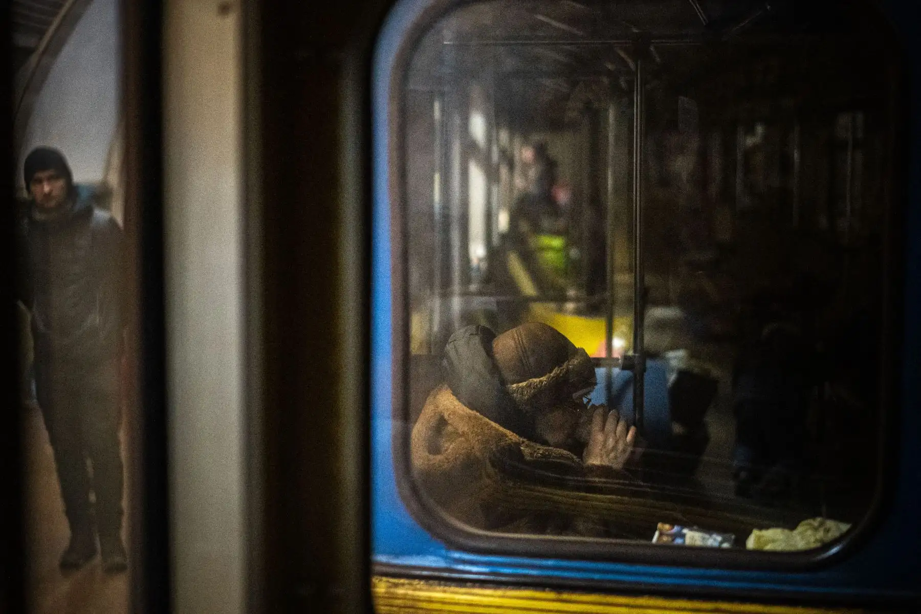 Una mujer bebe una taza de té dentro de un vagón de metro en una estación subterránea utilizada como refugio antiaéreo en Kiev.
Foto: AFP