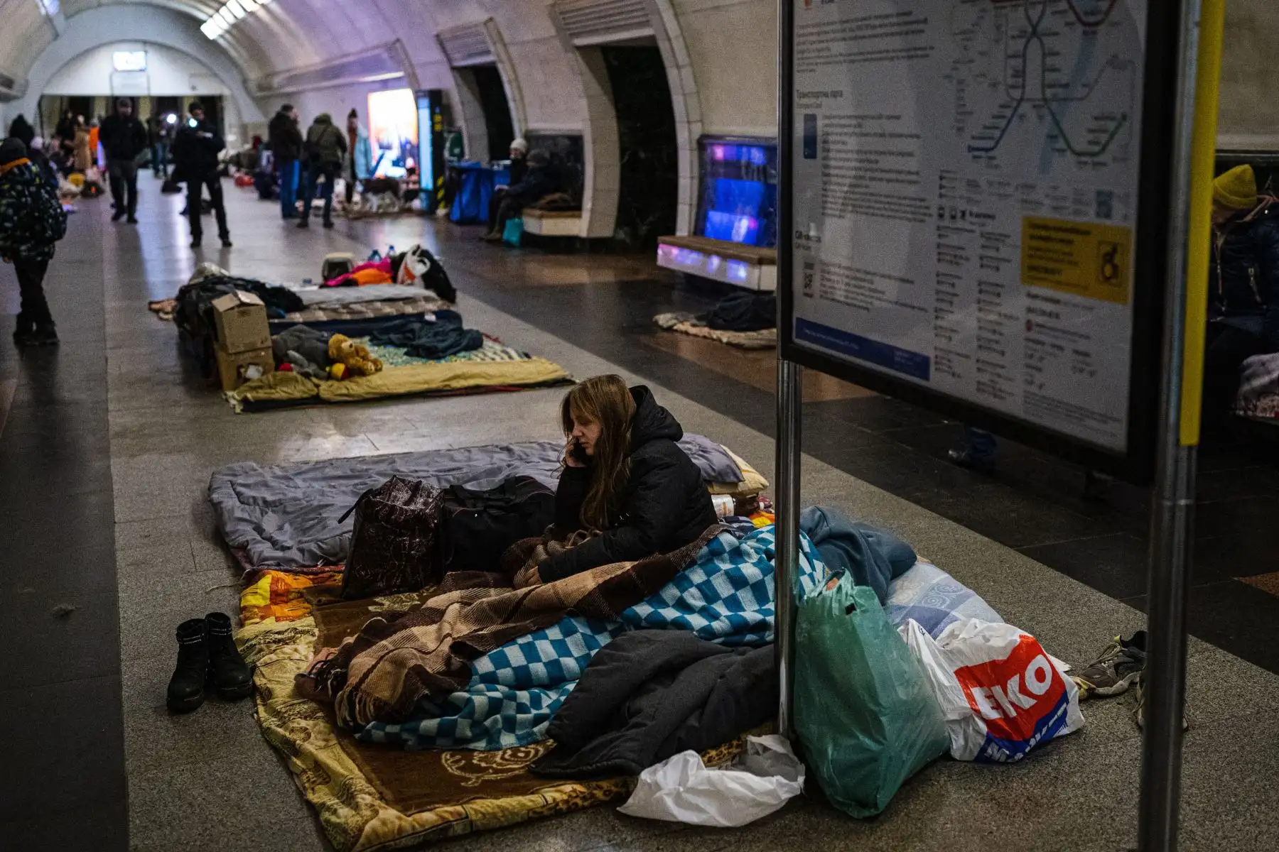 Una mujer llama a sus familiares en una estación de metro subterránea utilizada como refugio antiaéreo en Kiev.
Foto: AFP