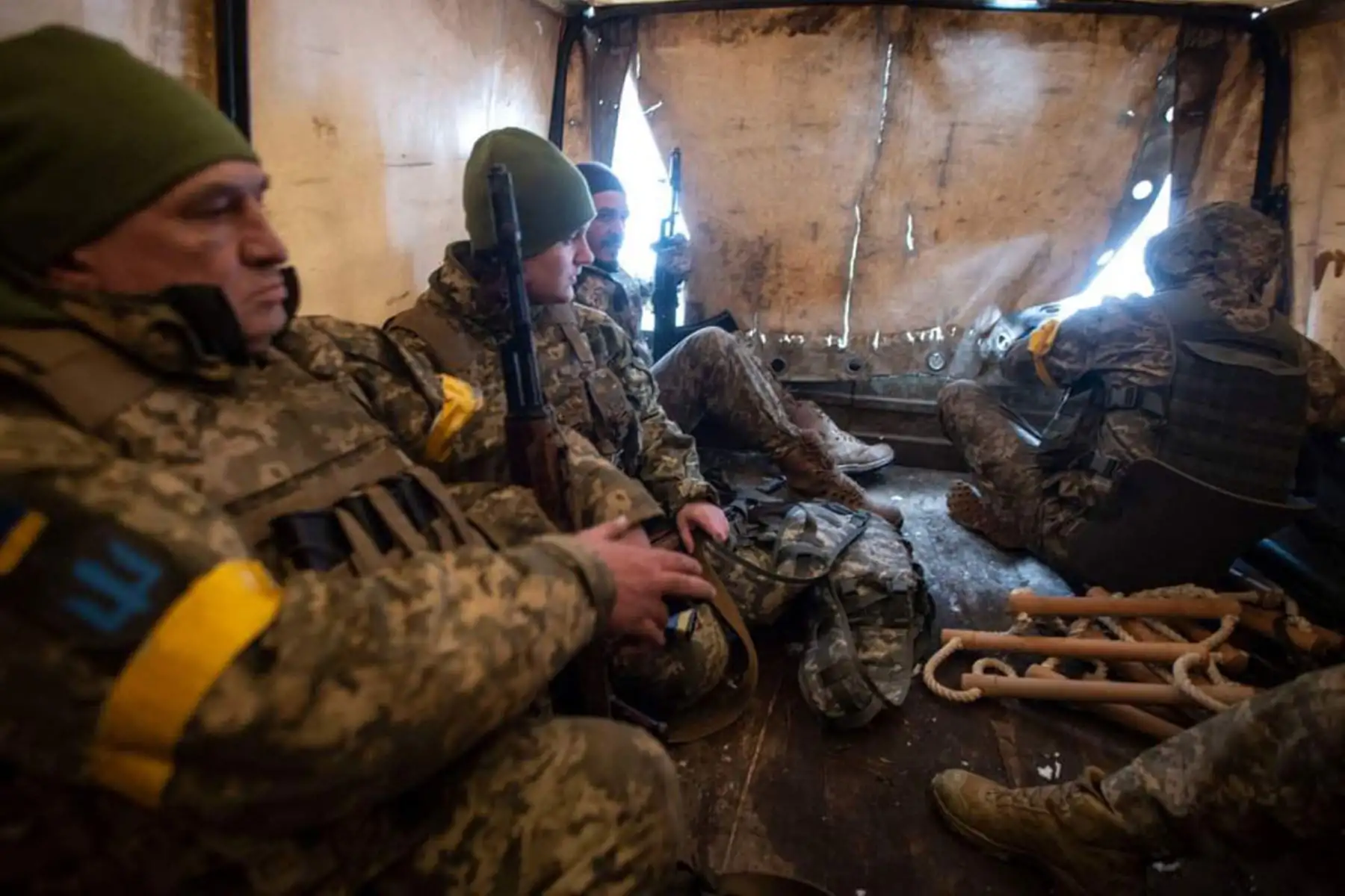 En esta foto  tomada y publicada por el servicio de prensa de las Fuerzas Armadas de Ucrania muestra a los militares ucranianos de la 93.a Brigada Mecanizada Independiente Kholodnyi Yar en un lugar desconocido en Ucrania.
Foto: AFP